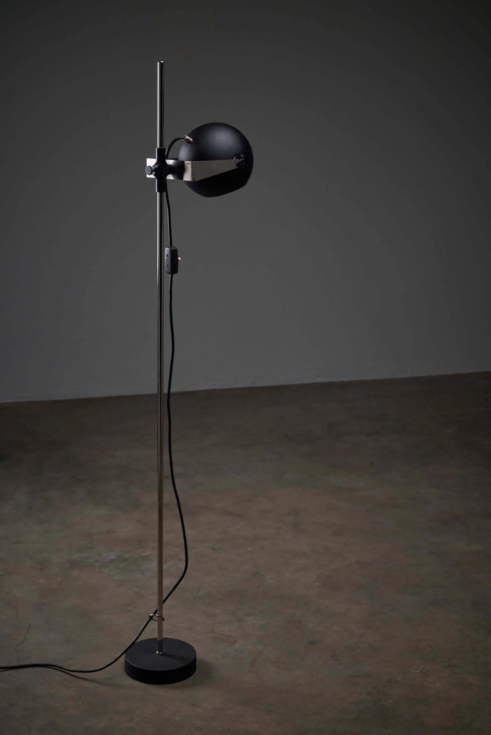 Black_Sphere_Floor_Lamp,_Metal,_Europe