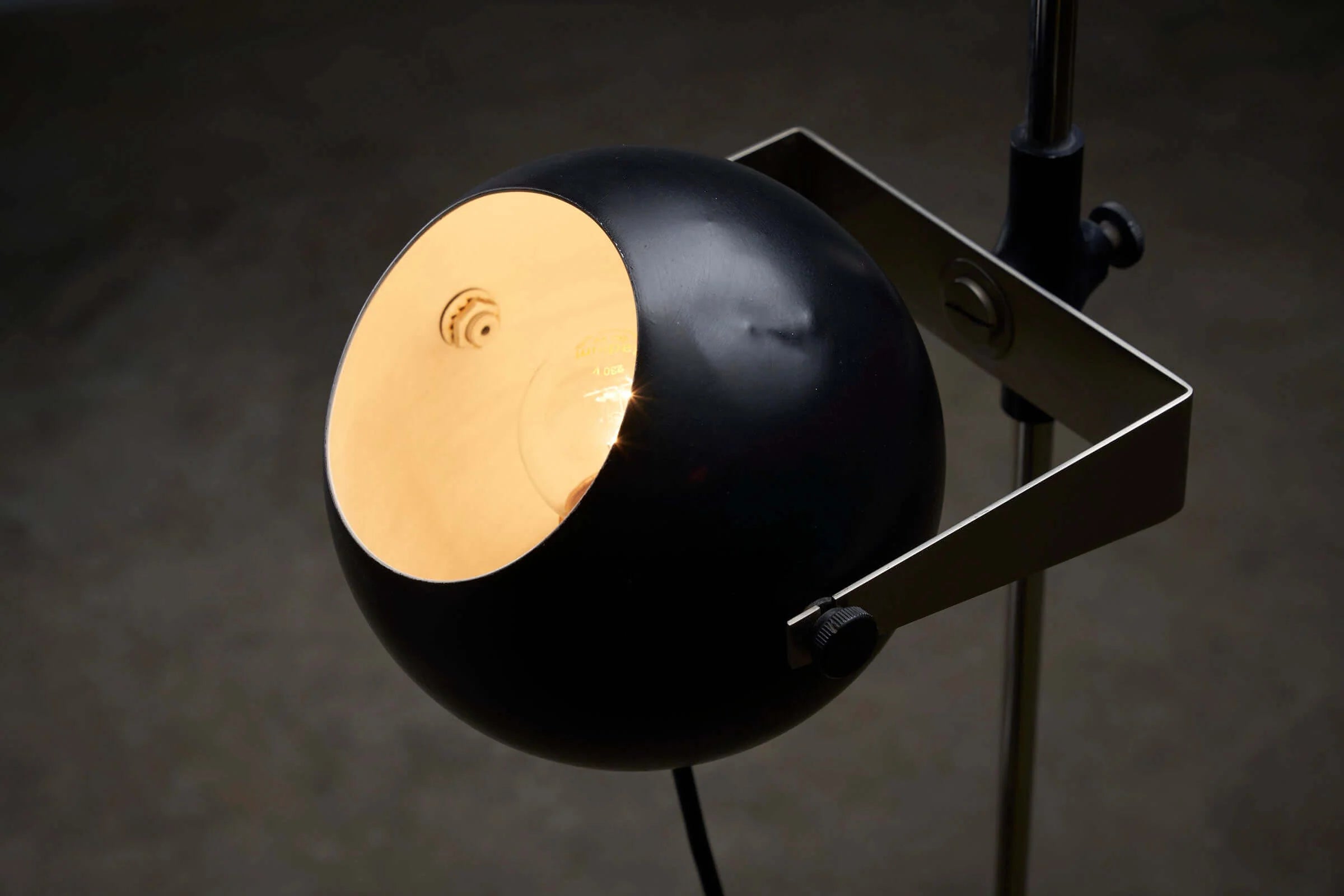 Black_Sphere_Floor_Lamp,_Metal,_Europe