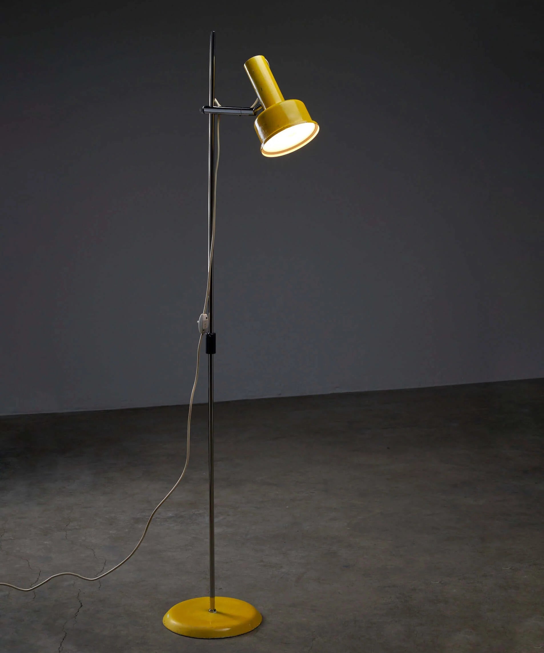 Yellow_Hat_Shade_Floor_Lamp,_Chrome_Stem,_1970s,_Europe
