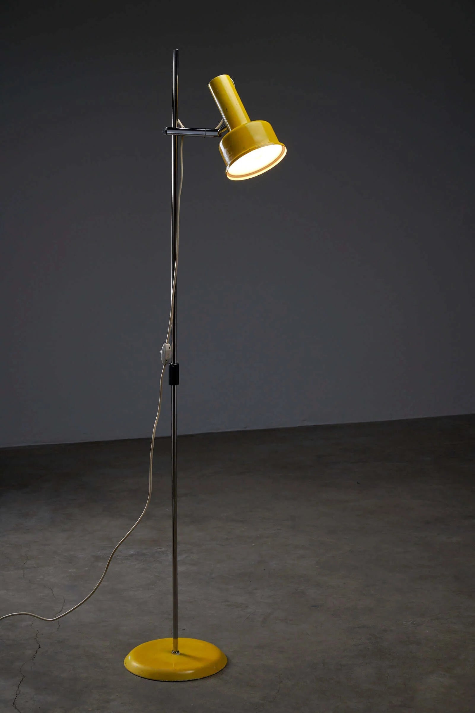 Yellow_Hat_Shade_Floor_Lamp,_Chrome_Stem,_1970s,_Europe