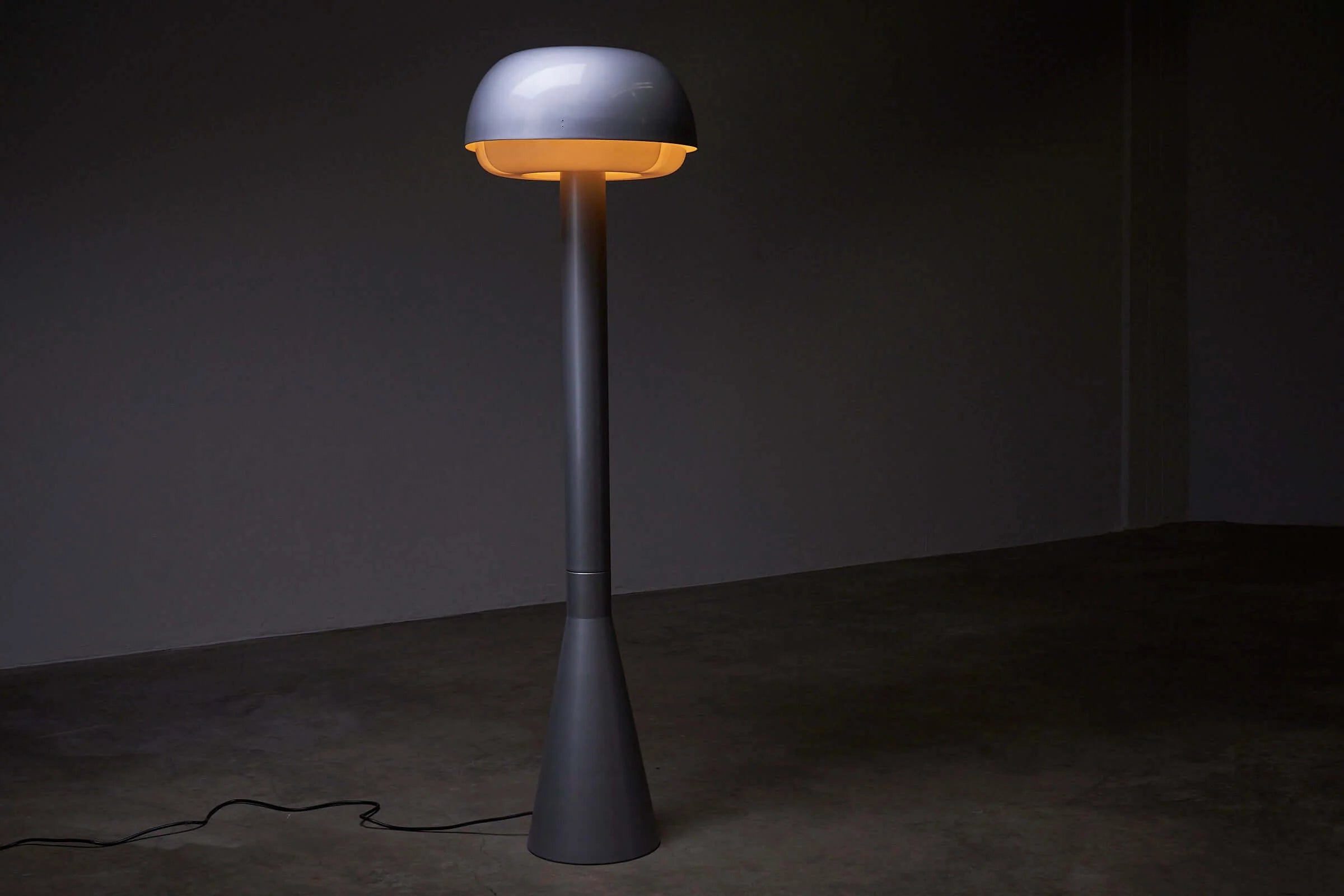 Portable_Floor_Lamp,_by_Enrique_Franch_for_Metalarte,_Lacquered_Metal_&_Plexi,_Spain