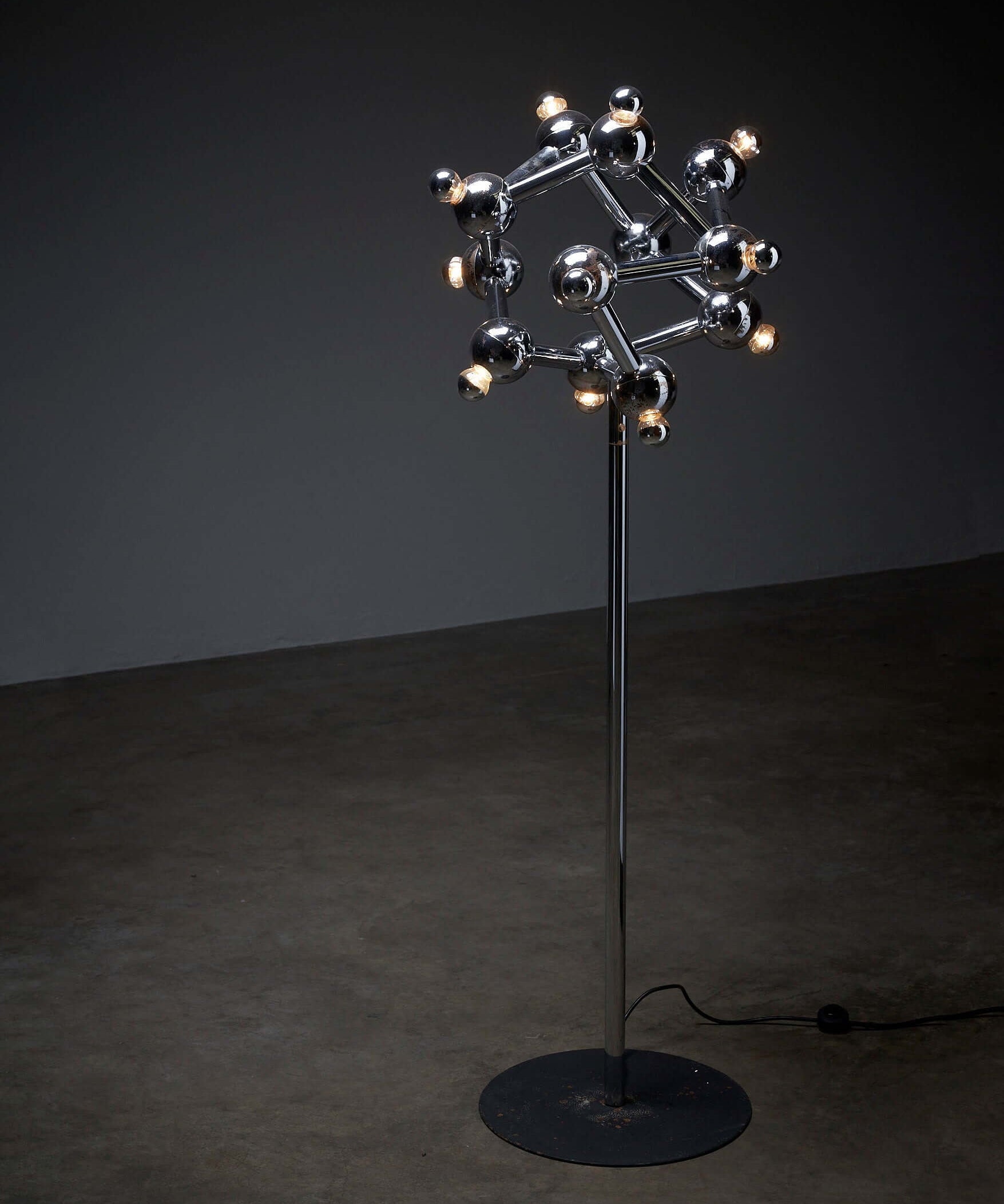 Sirius_Atomic_Floor_Lamp,_J.T._Kalmar,_Chromed_Steel,_1960s,_Austria