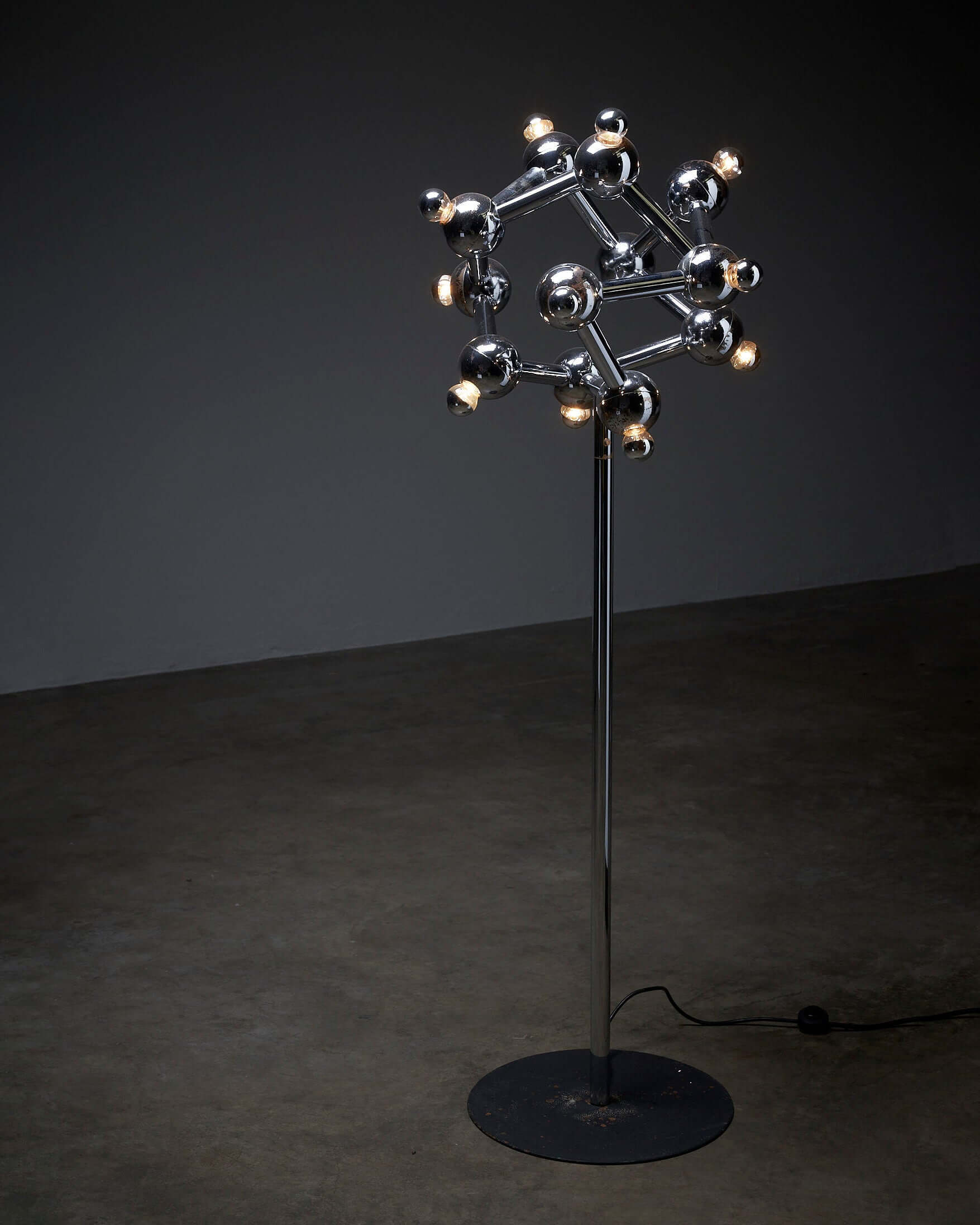 Sirius_Atomic_Floor_Lamp,_J.T._Kalmar,_Chromed_Steel,_1960s,_Austria