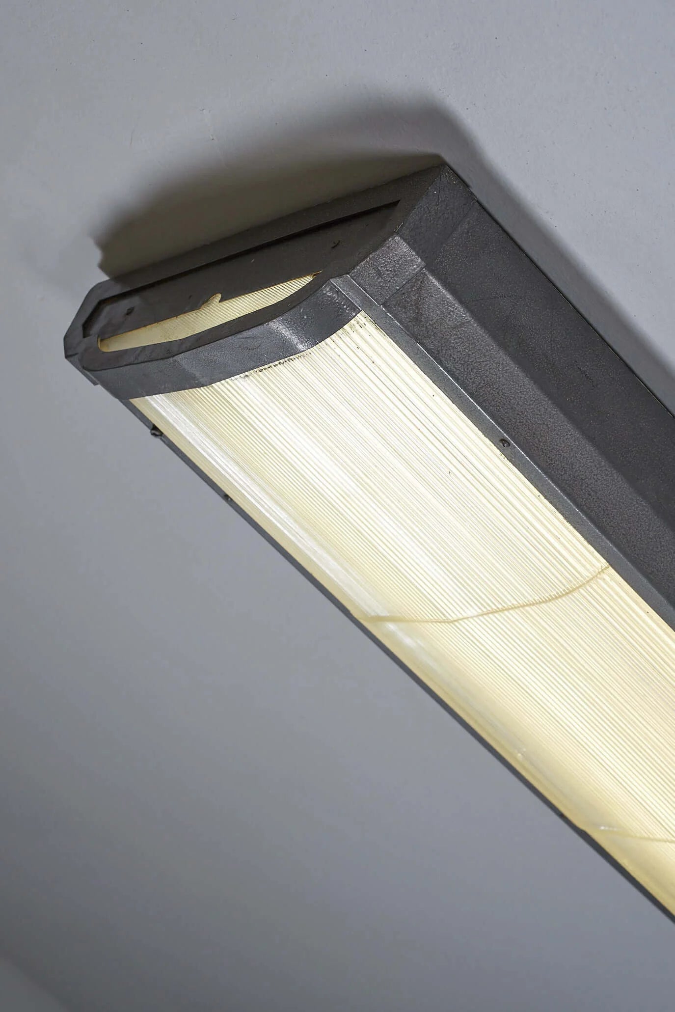 Large_Industrial_Mount,_Metal_with_Glass_Diffuser