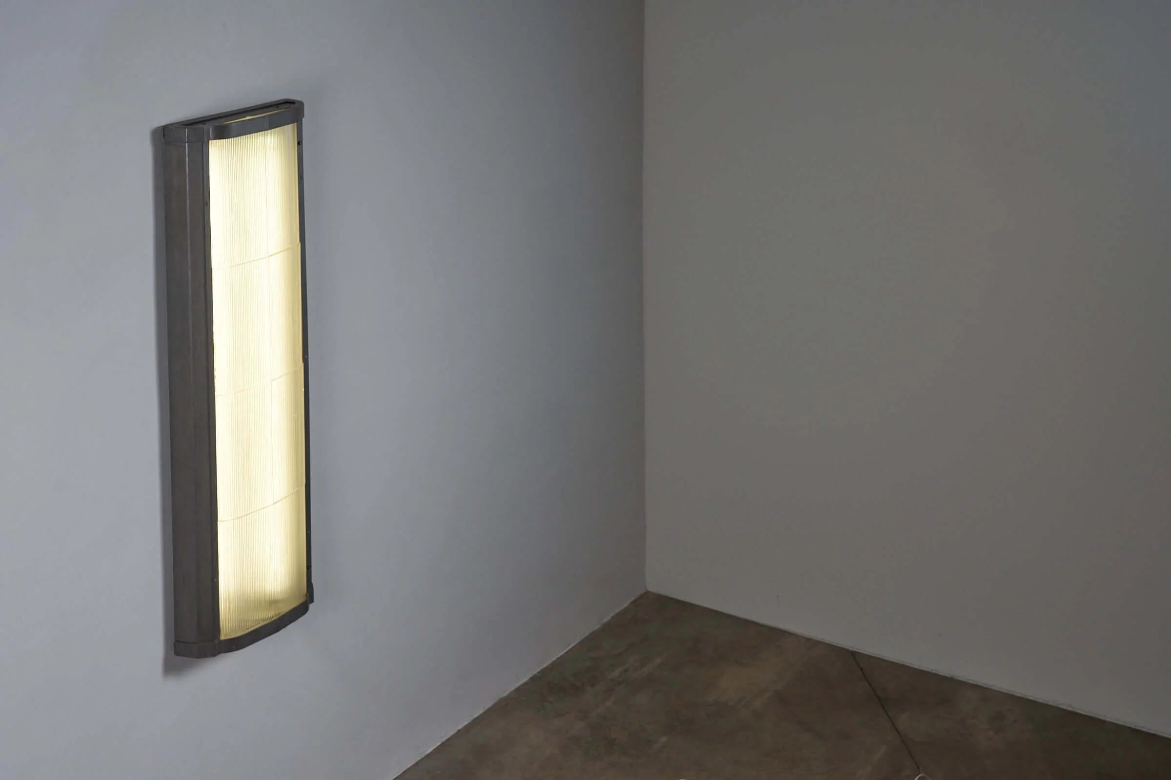 Large_Industrial_Mount,_Metal_with_Glass_Diffuser