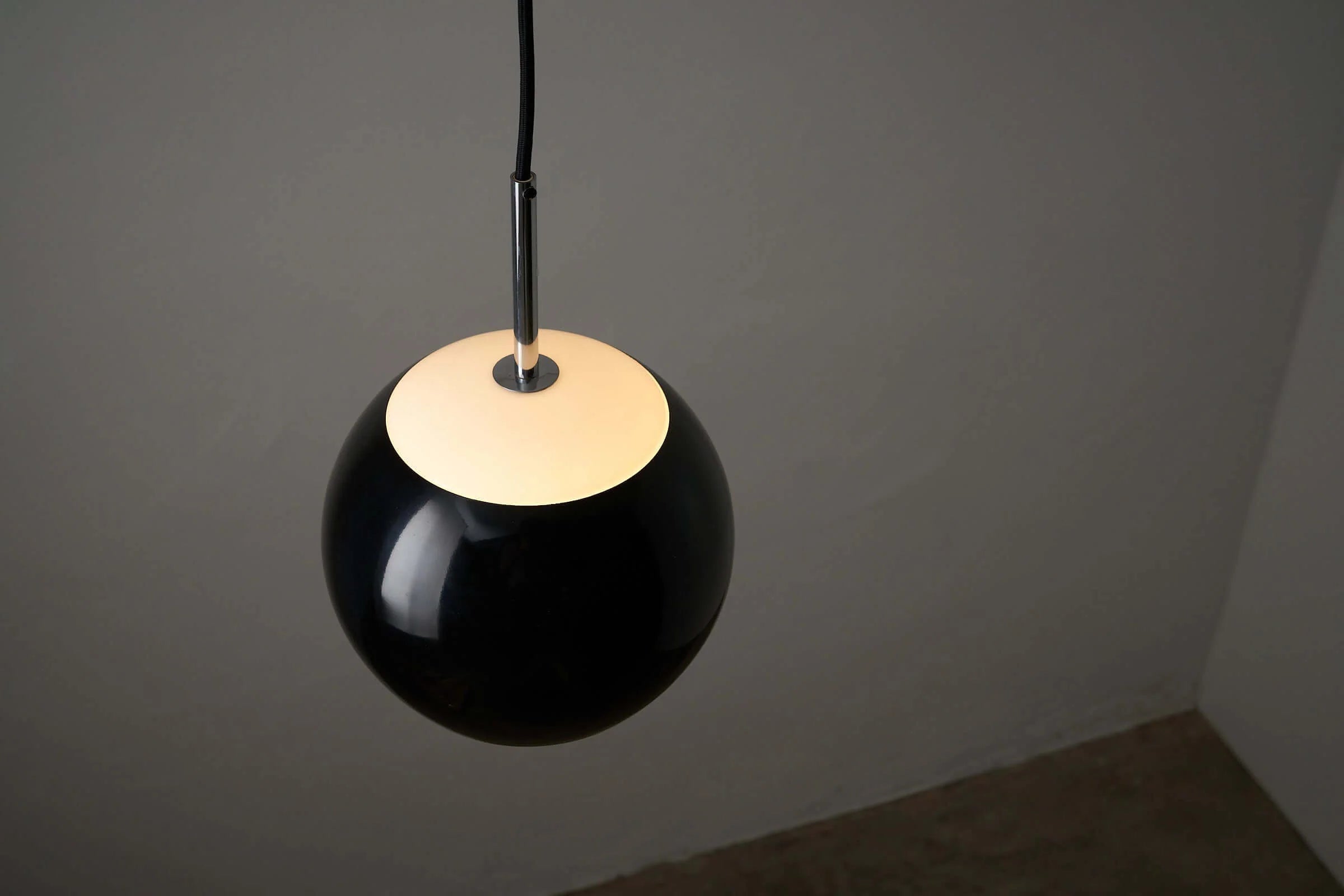 Black_Sphere_Pendant_Lamp,_Cosack,_Plexiglass,_1970s,_Germany