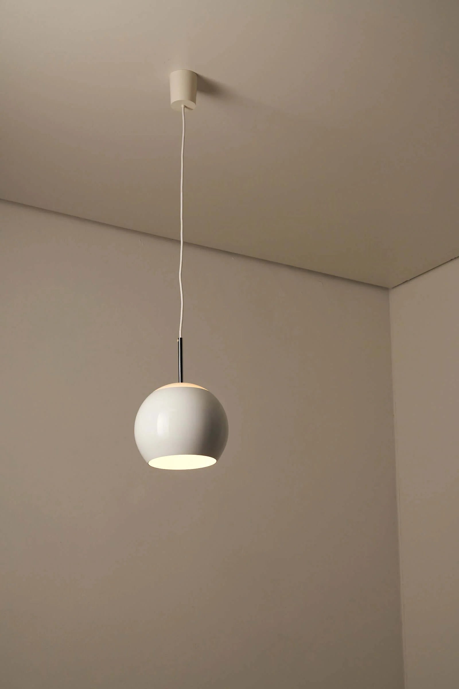 White_Sphere_Pendant_Lamp,_Cosack,_Plexiglass,_1970s,_Germany