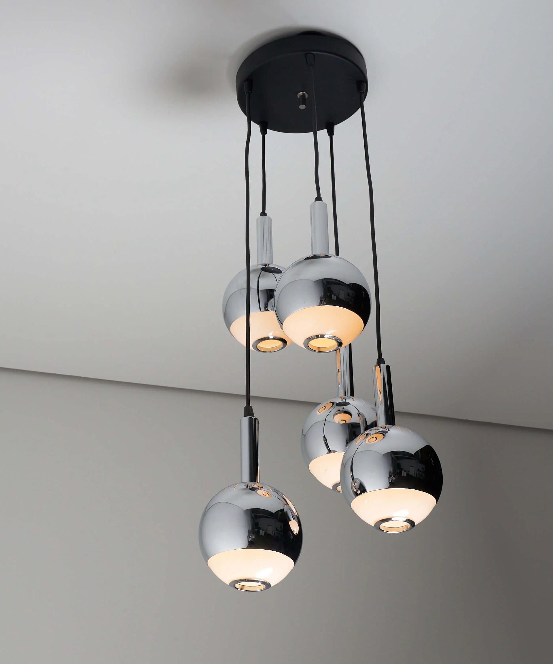 Space_Age_Cascade_Chandelier,_Chromed_Steel_&_Plexiglass,_1970