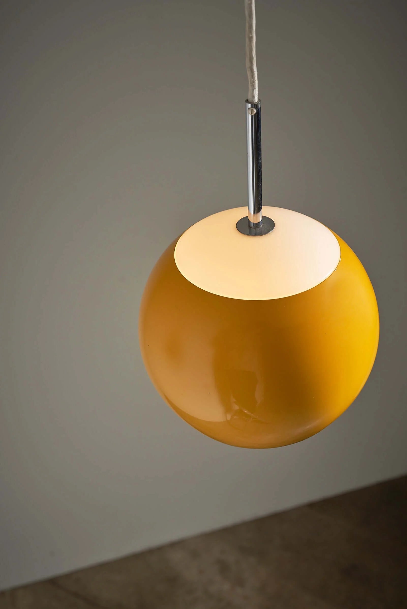 Yellow_Sphere_Pendant_Lamp,_Glass,_1970s,_Italy