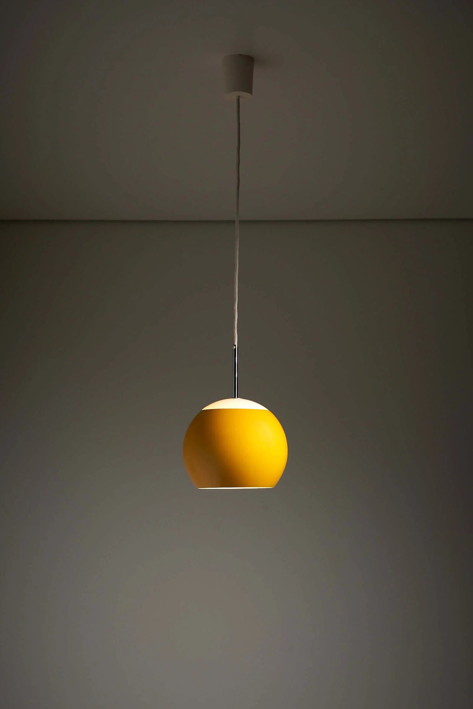 Yellow_Sphere_Pendant_Lamp,_Glass,_1970s,_Italy