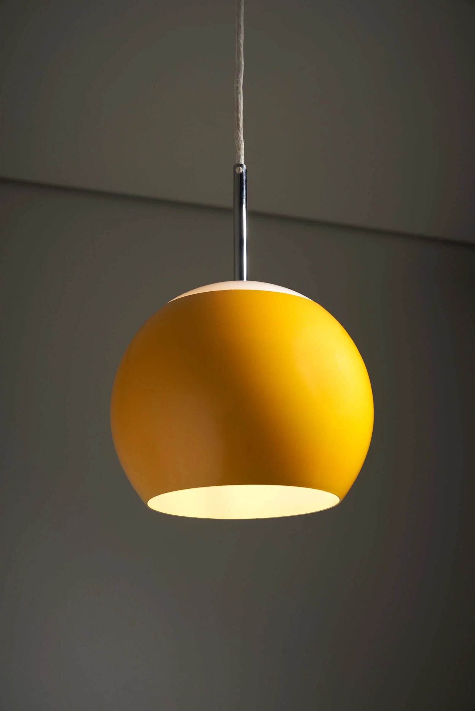 Yellow_Sphere_Pendant_Lamp,_Glass,_1970s,_Italy