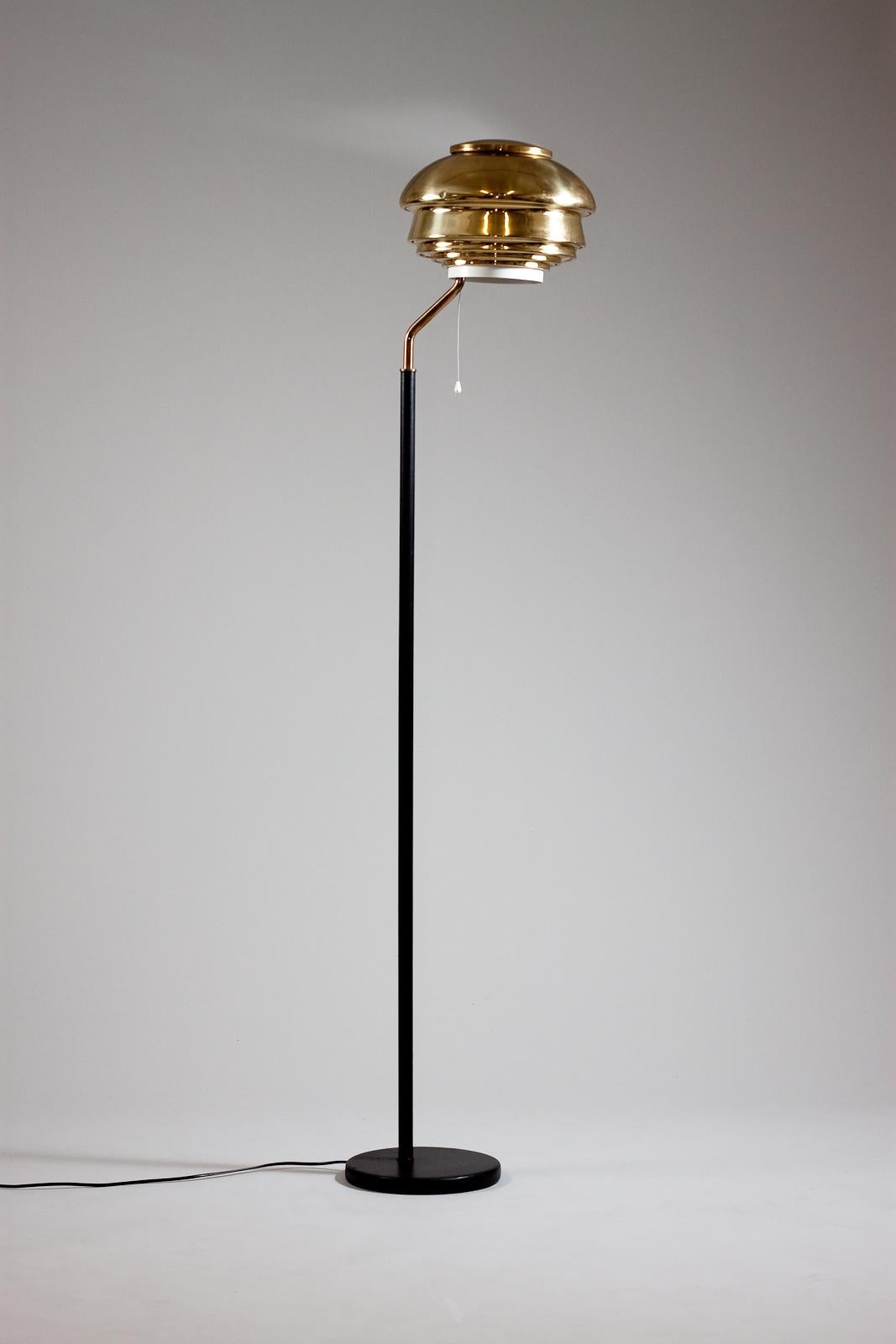 Alvar_Aalto,_1950's_floor_lamp_A808,_Valaistustyö,_Finland