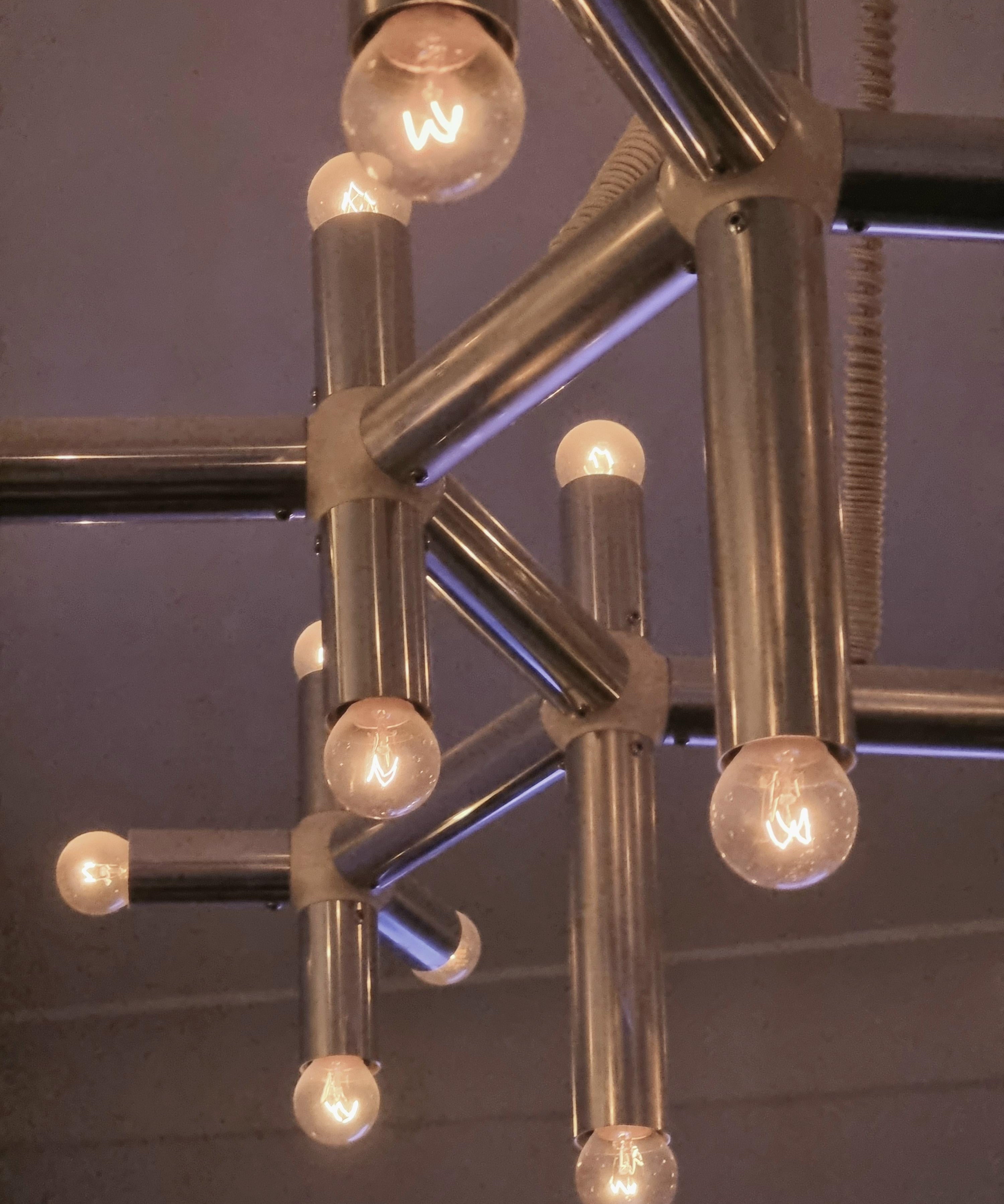 Large_Chandelier,_model_Atomic,_Midcentury_Modern,_white_plastic_and_aluminium