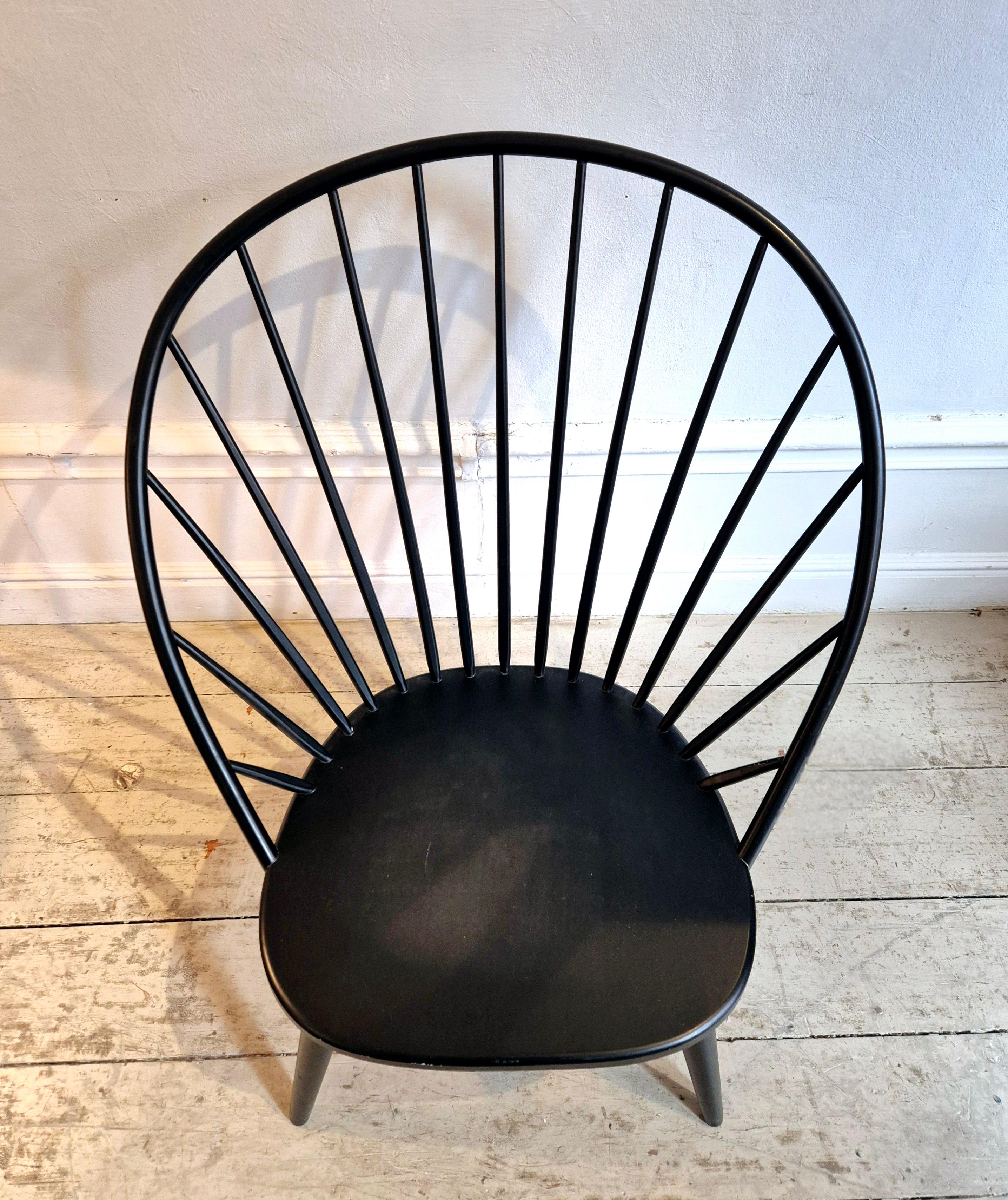 Graphic,_minimalist_chair_Arc/Bågen,_a_Scandinavian_Mid-century_Classic