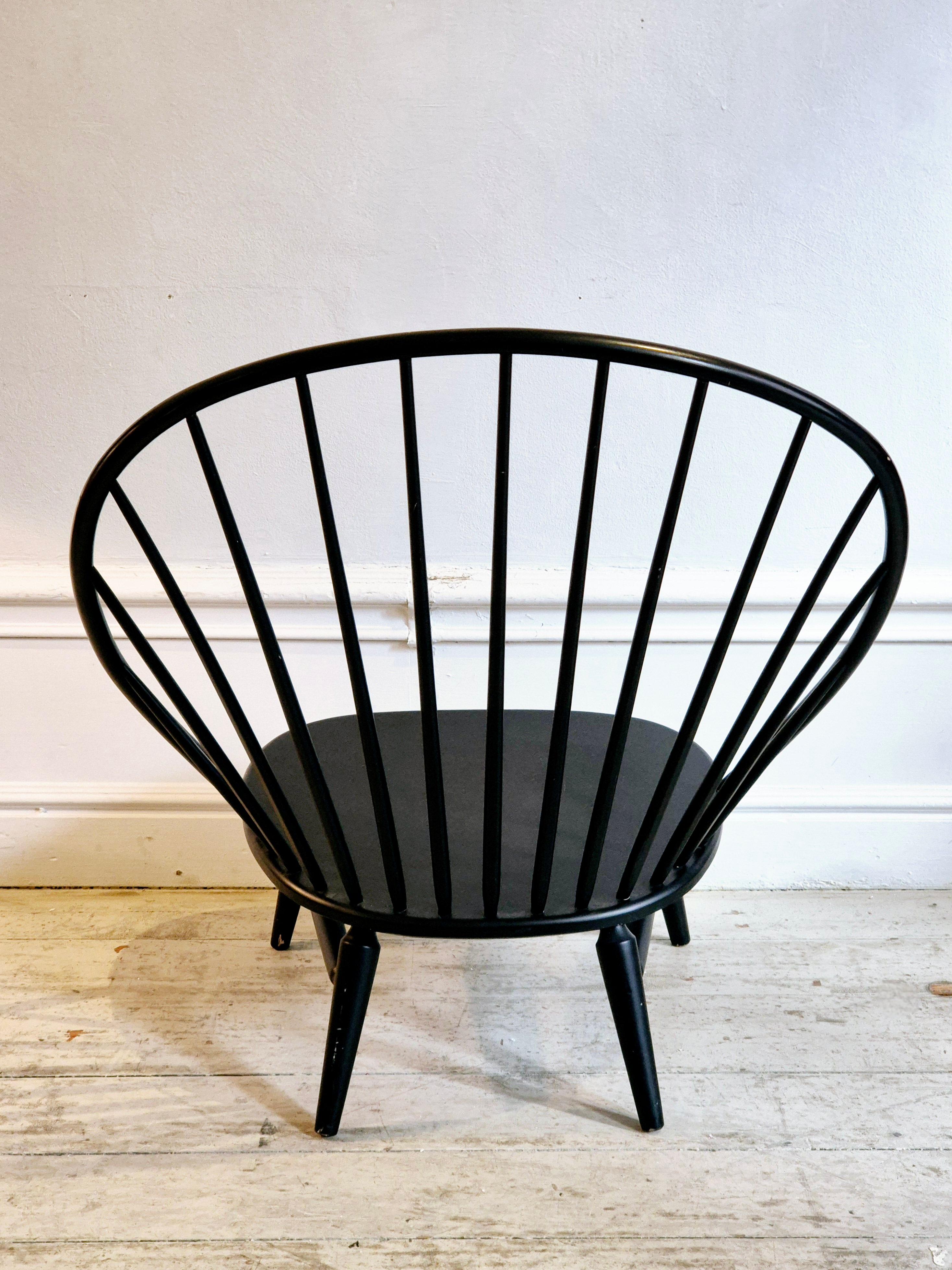 Graphic,_minimalist_chair_Arc/Bågen,_a_Scandinavian_Mid-century_Classic