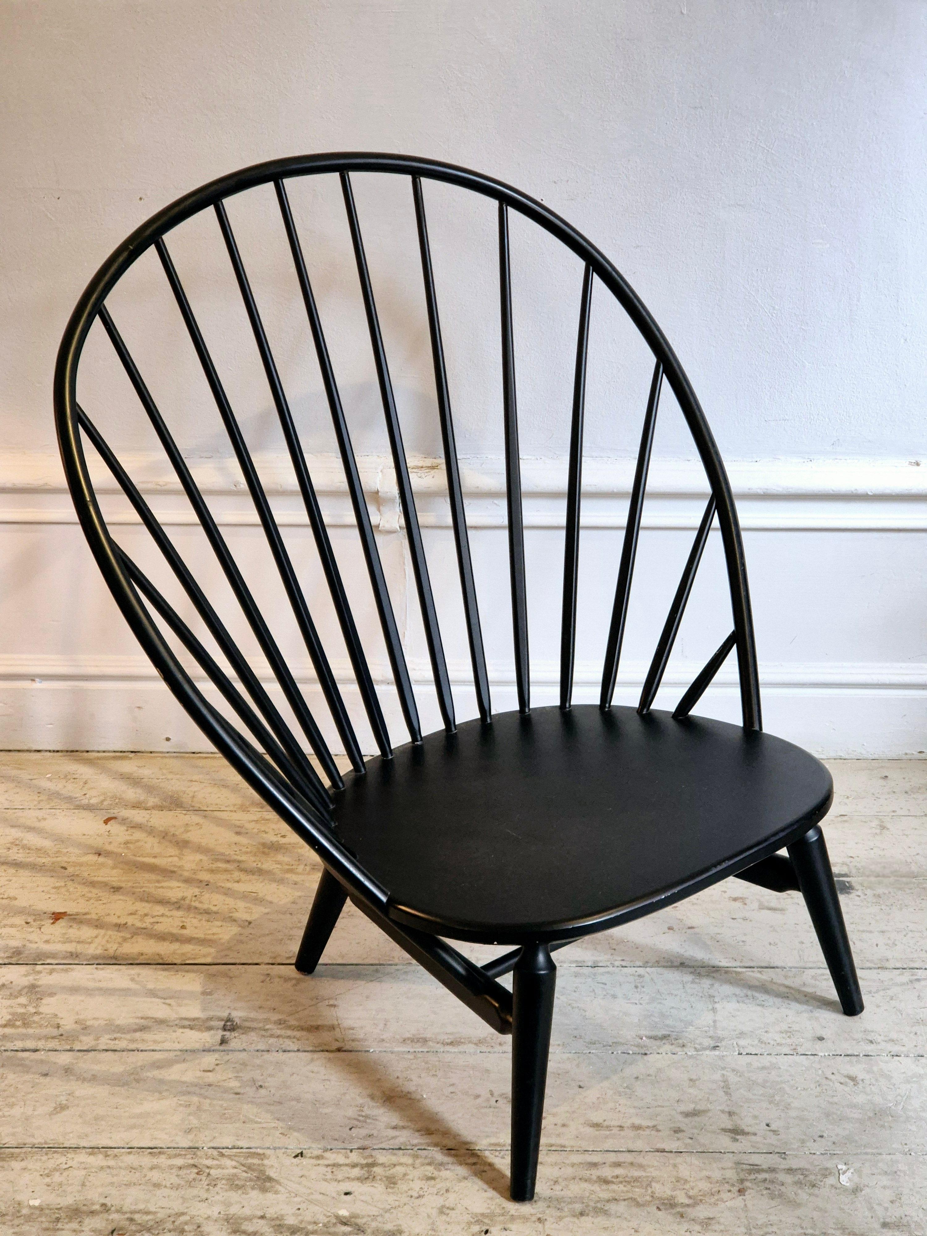 Graphic,_minimalist_chair_Arc/Bågen,_a_Scandinavian_Mid-century_Classic