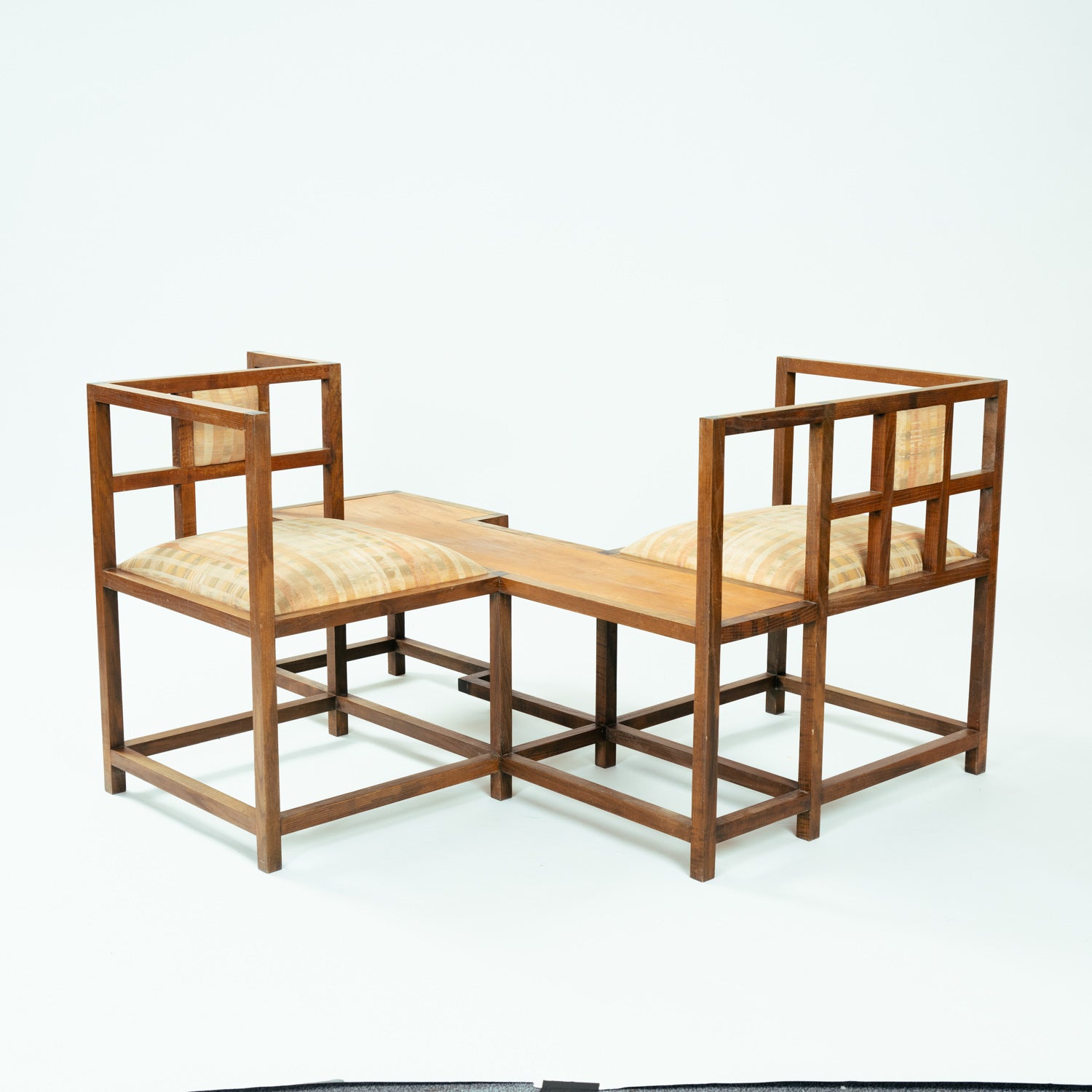 Tete_a_Tete_vis-a-vis_Conversation_Sofa_inspired_by_Rennie_Mackingtosh,_The_Netherlands,_1987