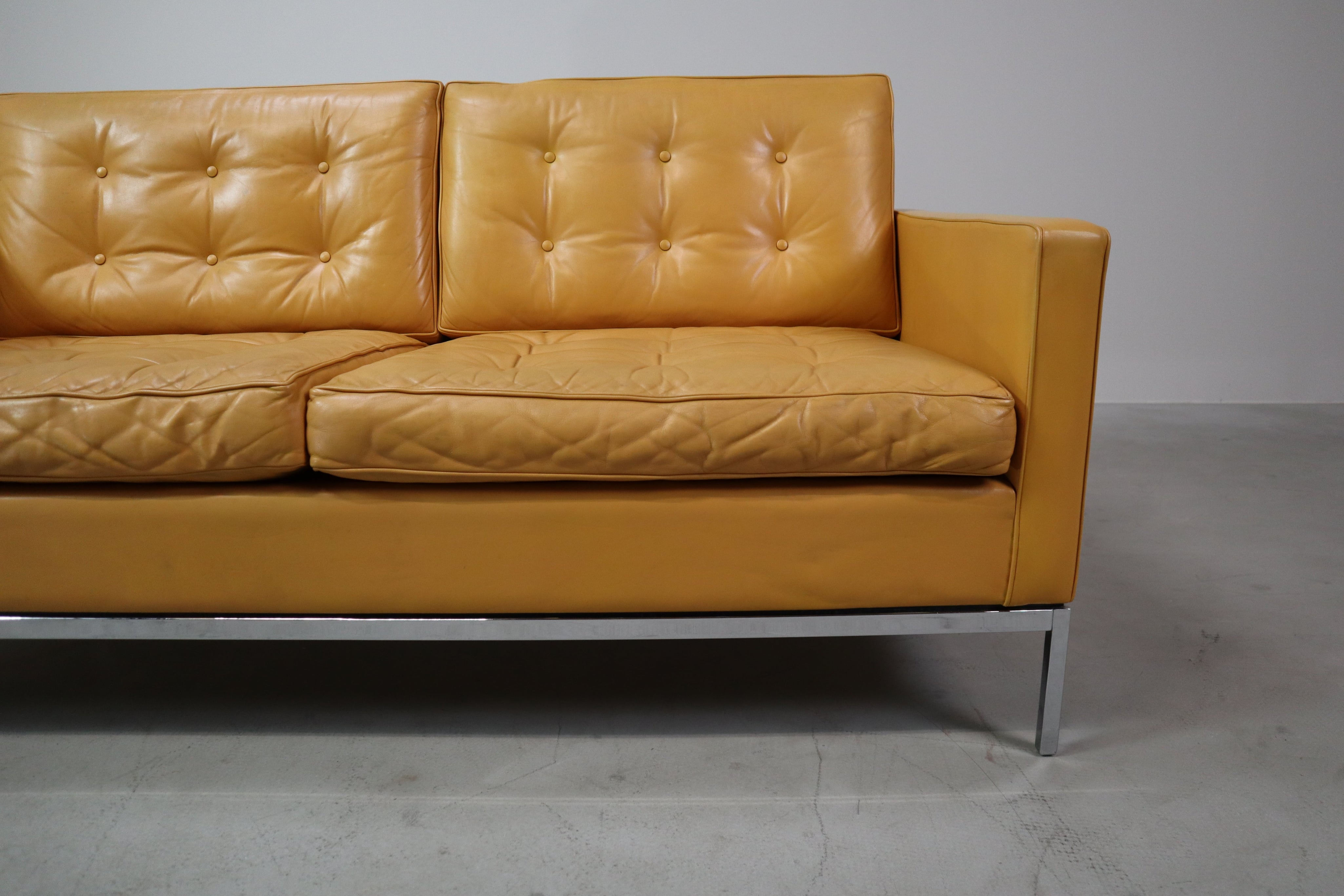 Florence_Knoll_two-seater_sofa_in_mustard_yellow_leather,_1970