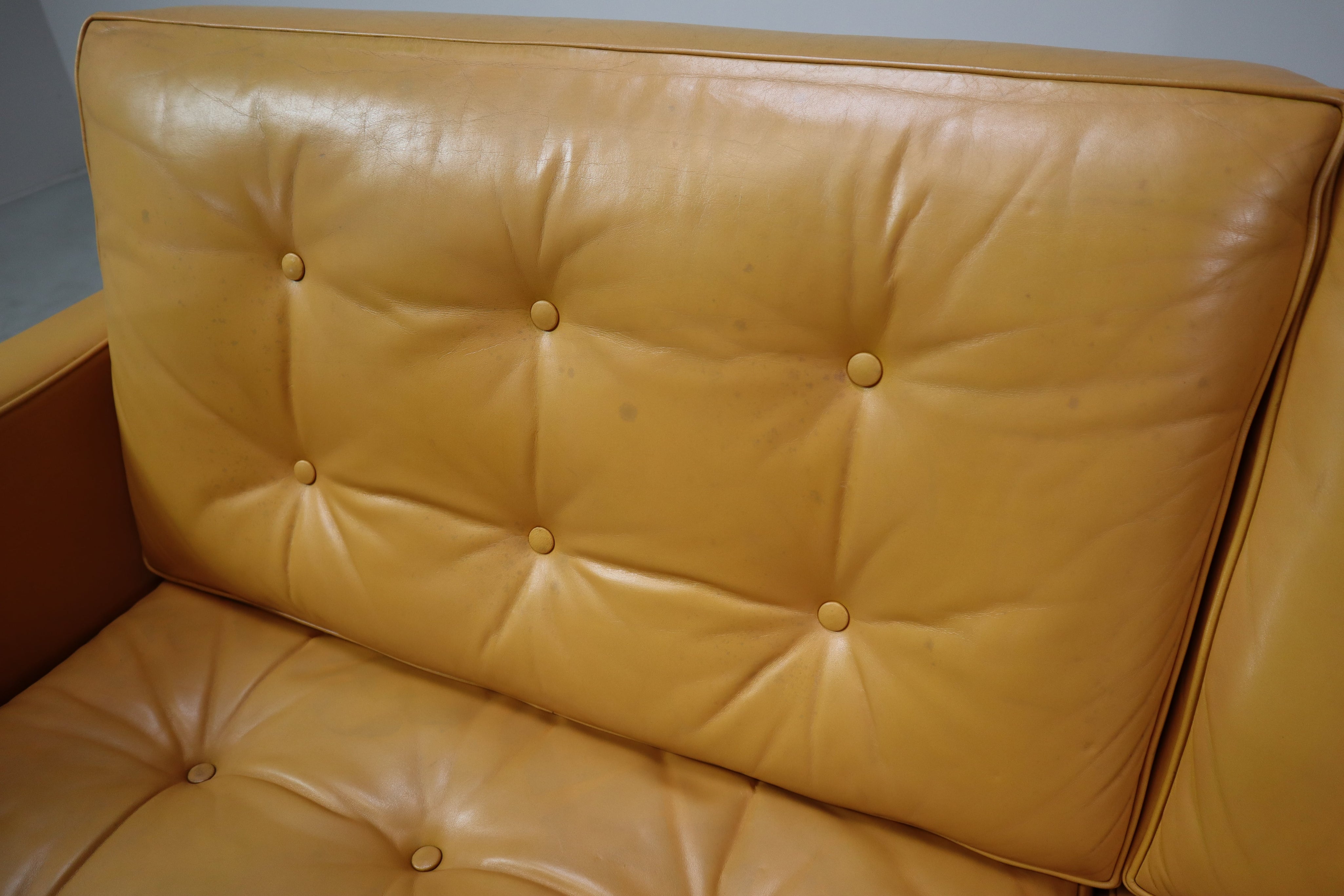 Florence_Knoll_two-seater_sofa_in_mustard_yellow_leather,_1970