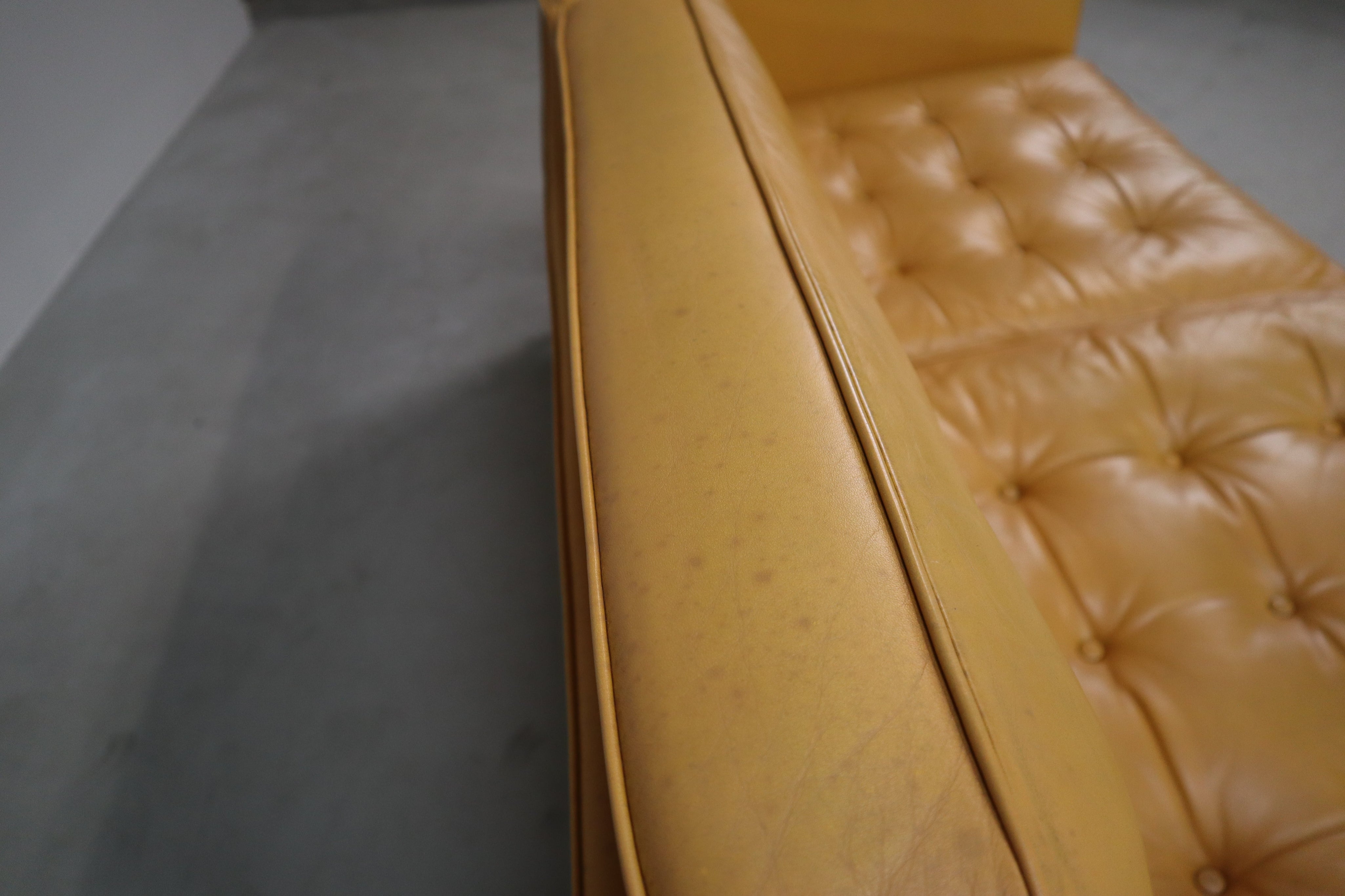 Florence_Knoll_two-seater_sofa_in_mustard_yellow_leather,_1970