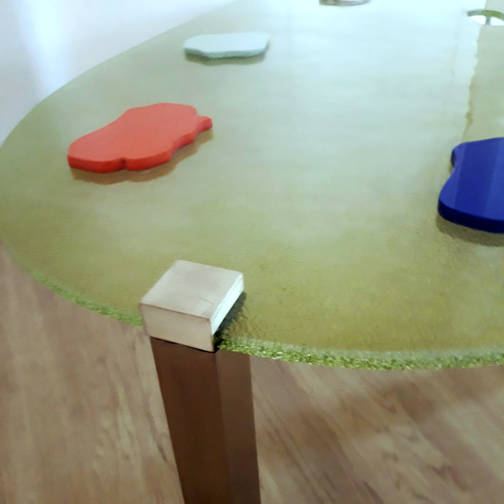 Glass_low_table_Palette,_France_from_1980/90s