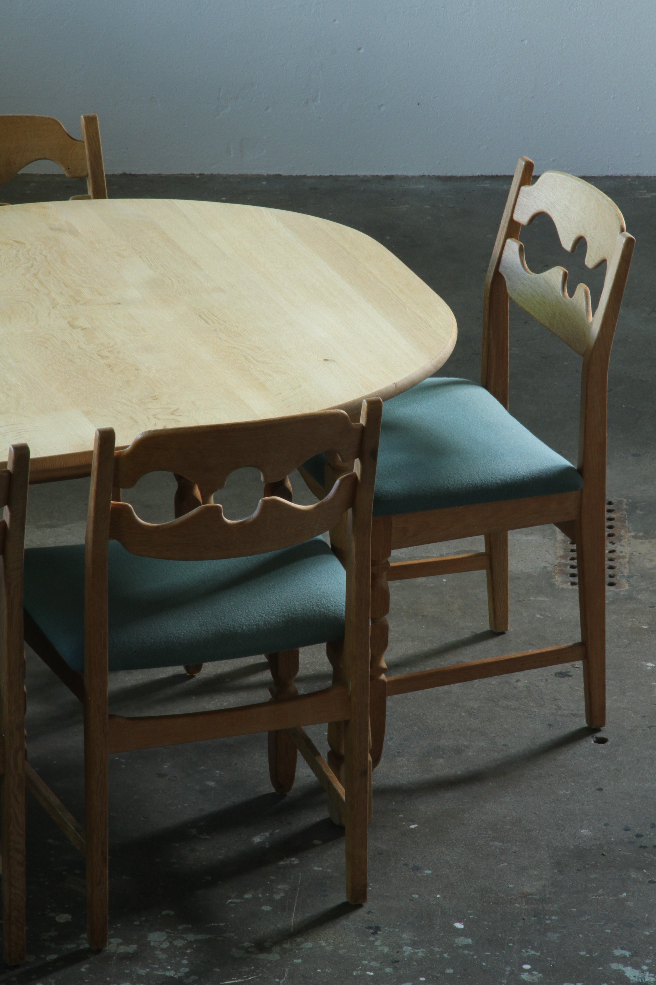 Set_of_6_Razorblade_Dining_Chairs_by_Henning_Kjærnulf_for_Nyrup_Møbelfabrik_in_Oak,_Denmark,_1960s–1970s