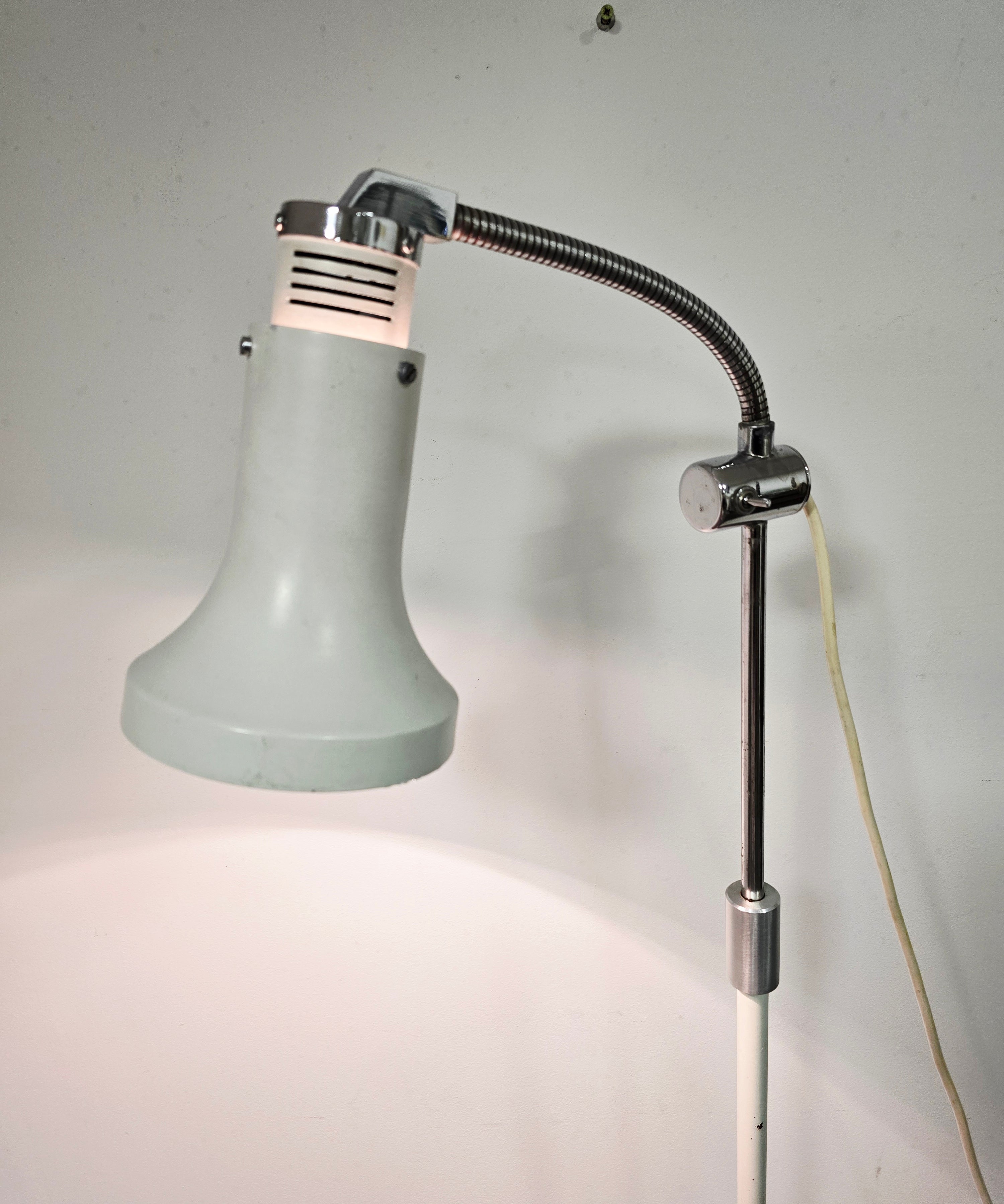 Vintage_Adjustable_Gooseneck_Floor_Lamp_in_White_Metal_and_Chrome_with_Tripod_Base,_1970s
