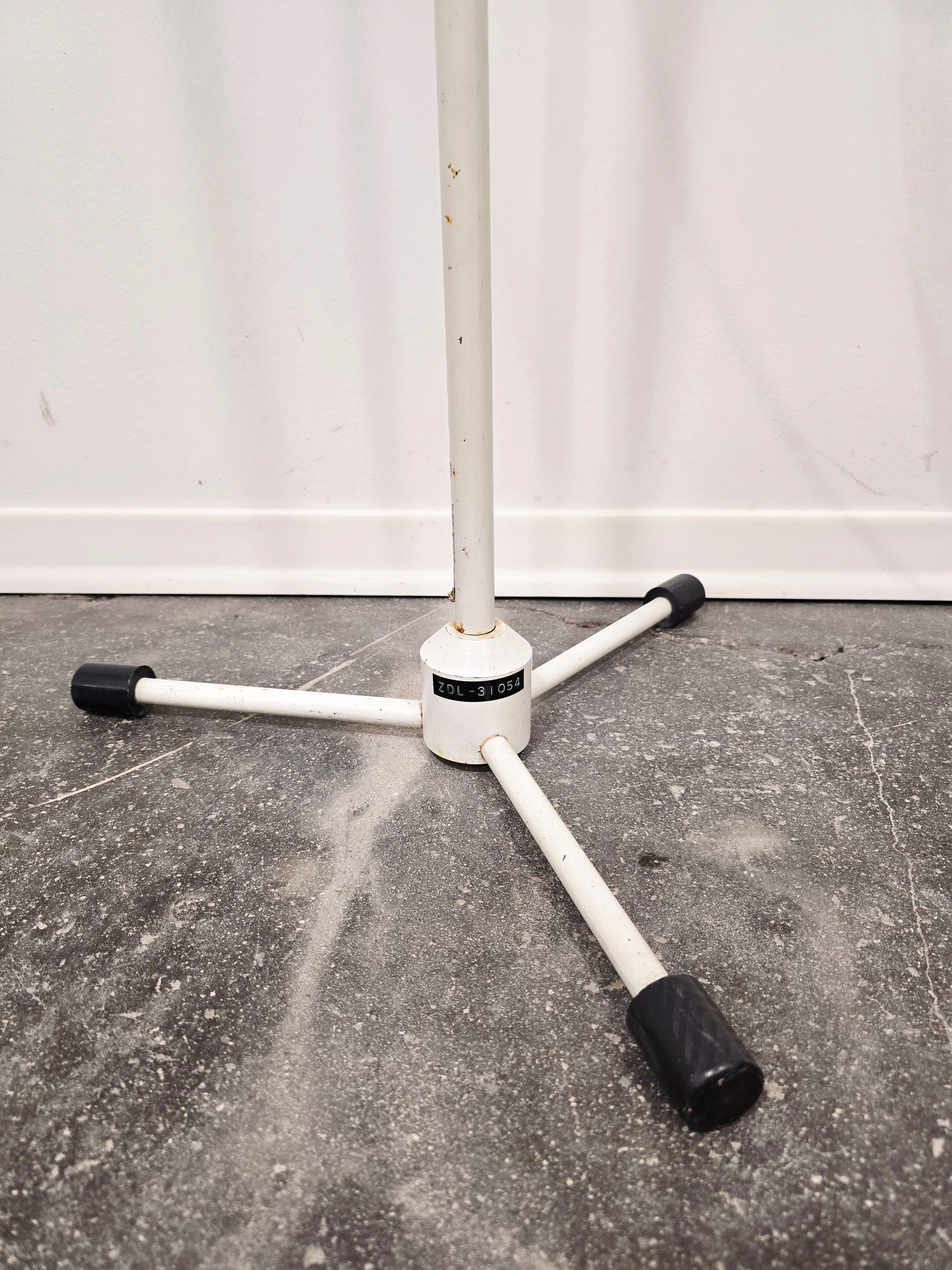 Vintage_Adjustable_Gooseneck_Floor_Lamp_in_White_Metal_and_Chrome_with_Tripod_Base,_1970s