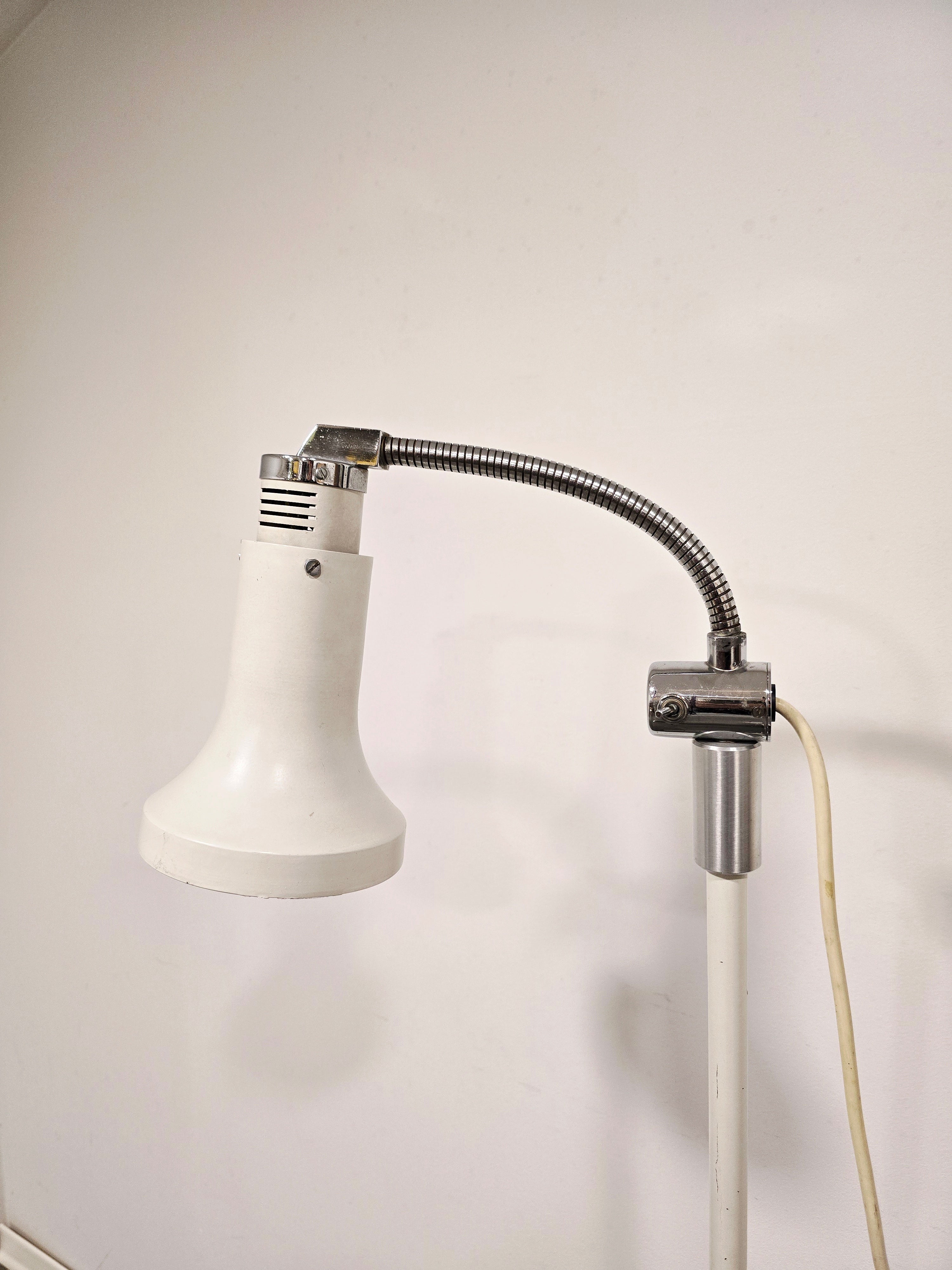 Vintage_Adjustable_Gooseneck_Floor_Lamp_in_White_Metal_and_Chrome_with_Tripod_Base,_1970s