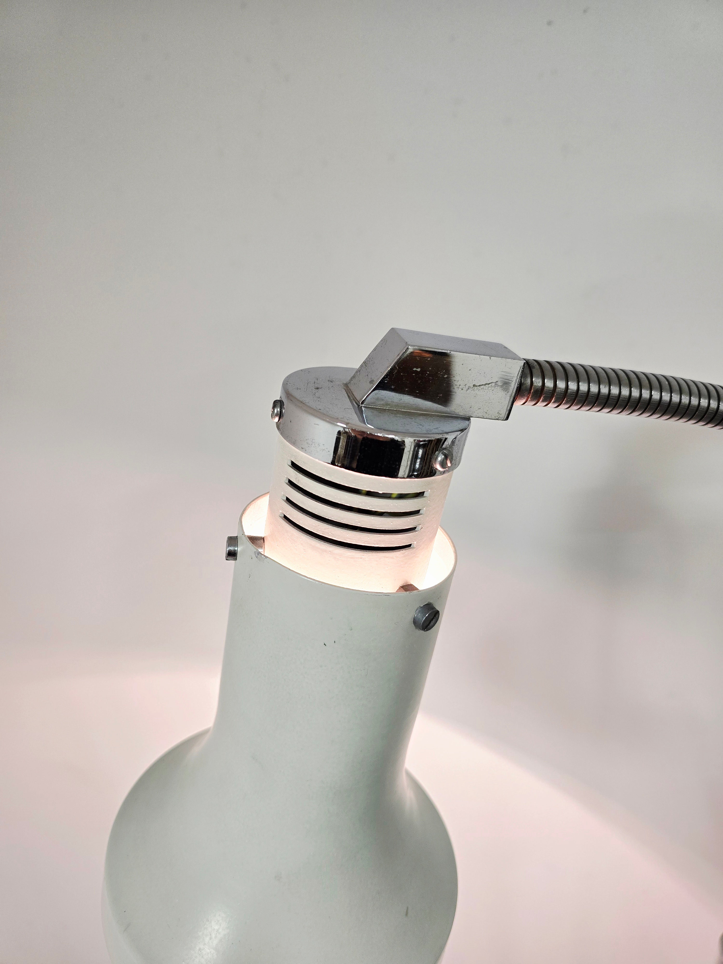 Vintage_Adjustable_Gooseneck_Floor_Lamp_in_White_Metal_and_Chrome_with_Tripod_Base,_1970s