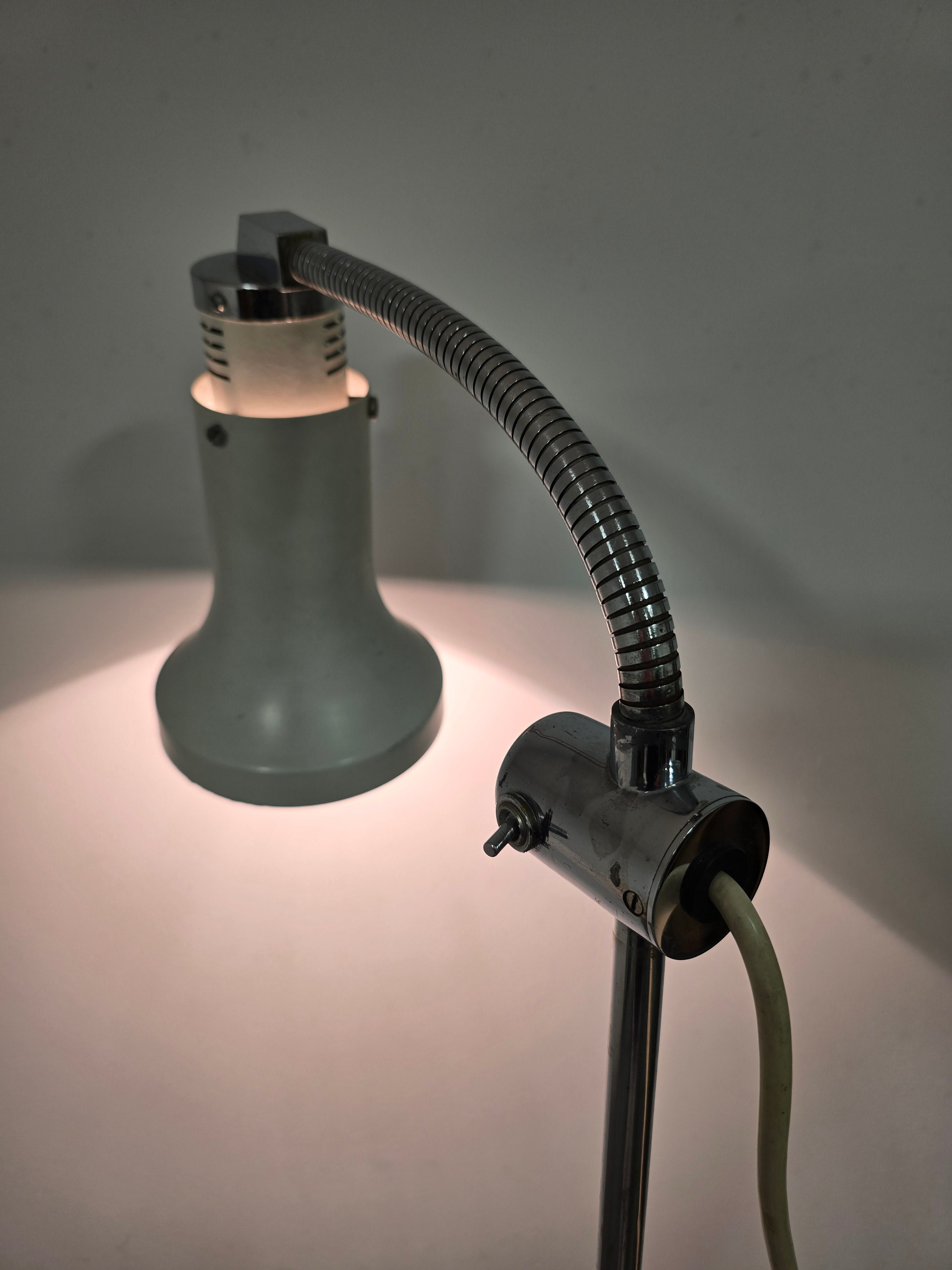 Vintage_Adjustable_Gooseneck_Floor_Lamp_in_White_Metal_and_Chrome_with_Tripod_Base,_1970s