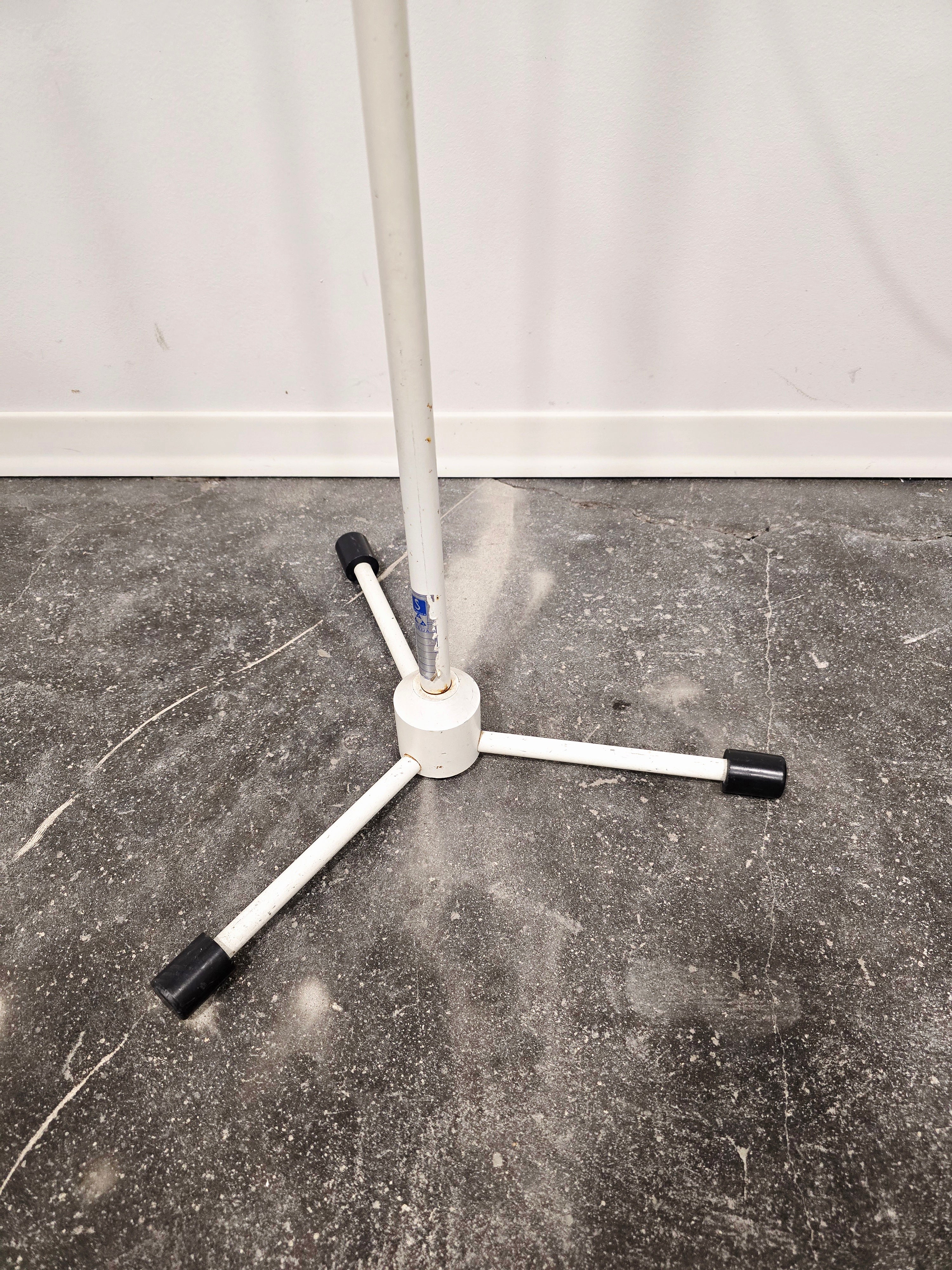 Vintage_Adjustable_Gooseneck_Floor_Lamp_in_White_Metal_and_Chrome_with_Tripod_Base,_1970s