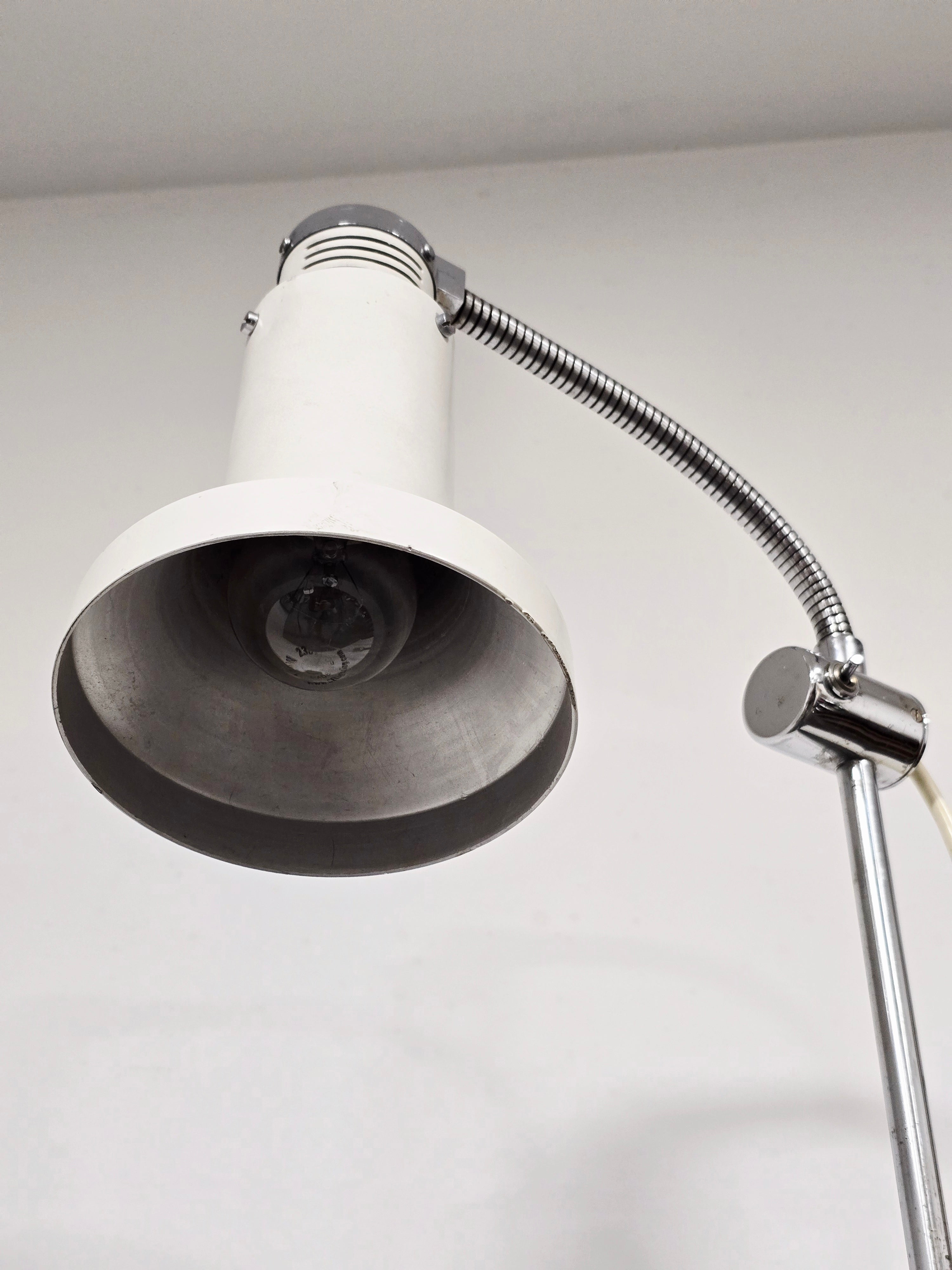 Vintage_Adjustable_Gooseneck_Floor_Lamp_in_White_Metal_and_Chrome_with_Tripod_Base,_1970s