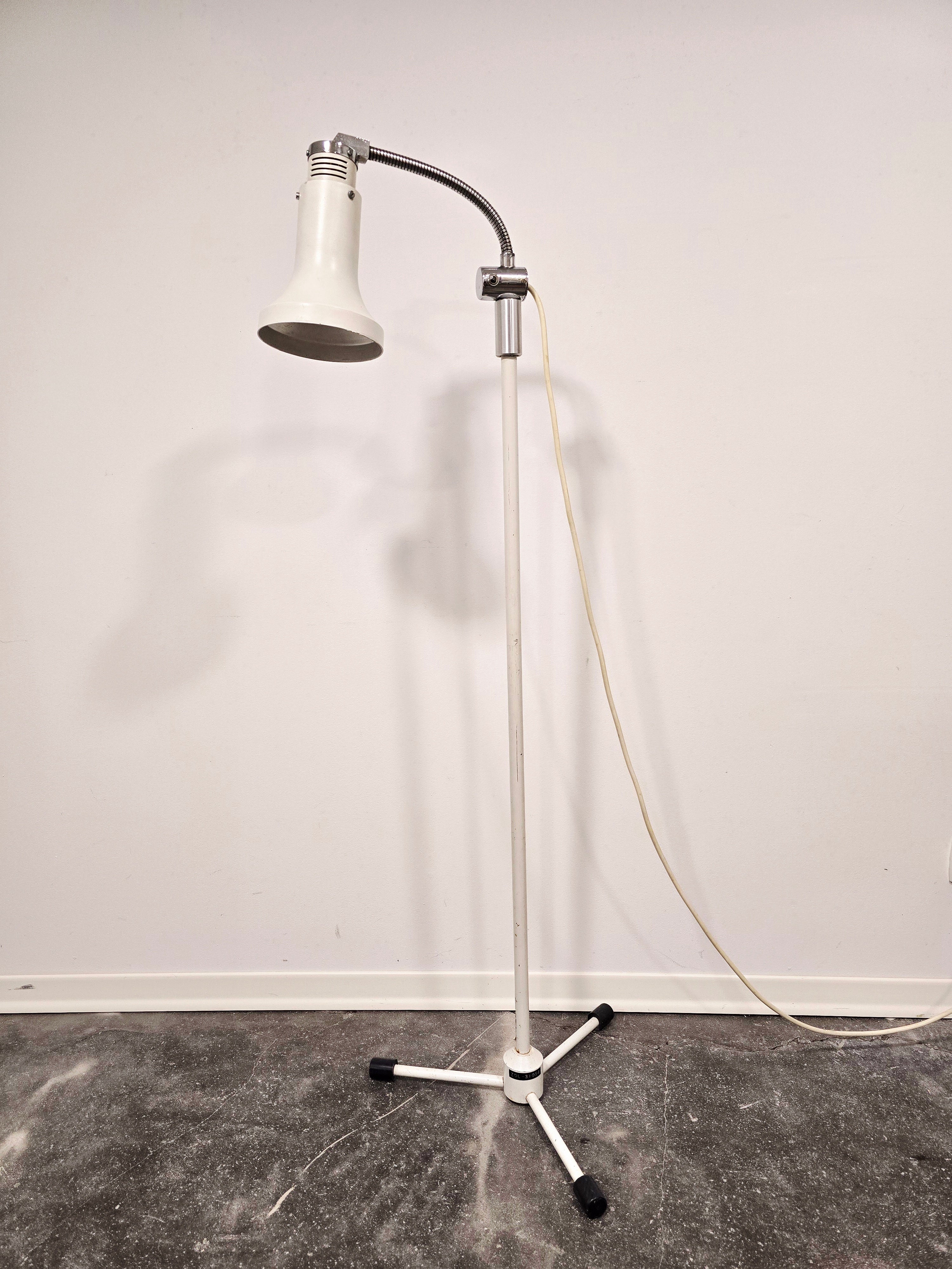 Vintage_Adjustable_Gooseneck_Floor_Lamp_in_White_Metal_and_Chrome_with_Tripod_Base,_1970s