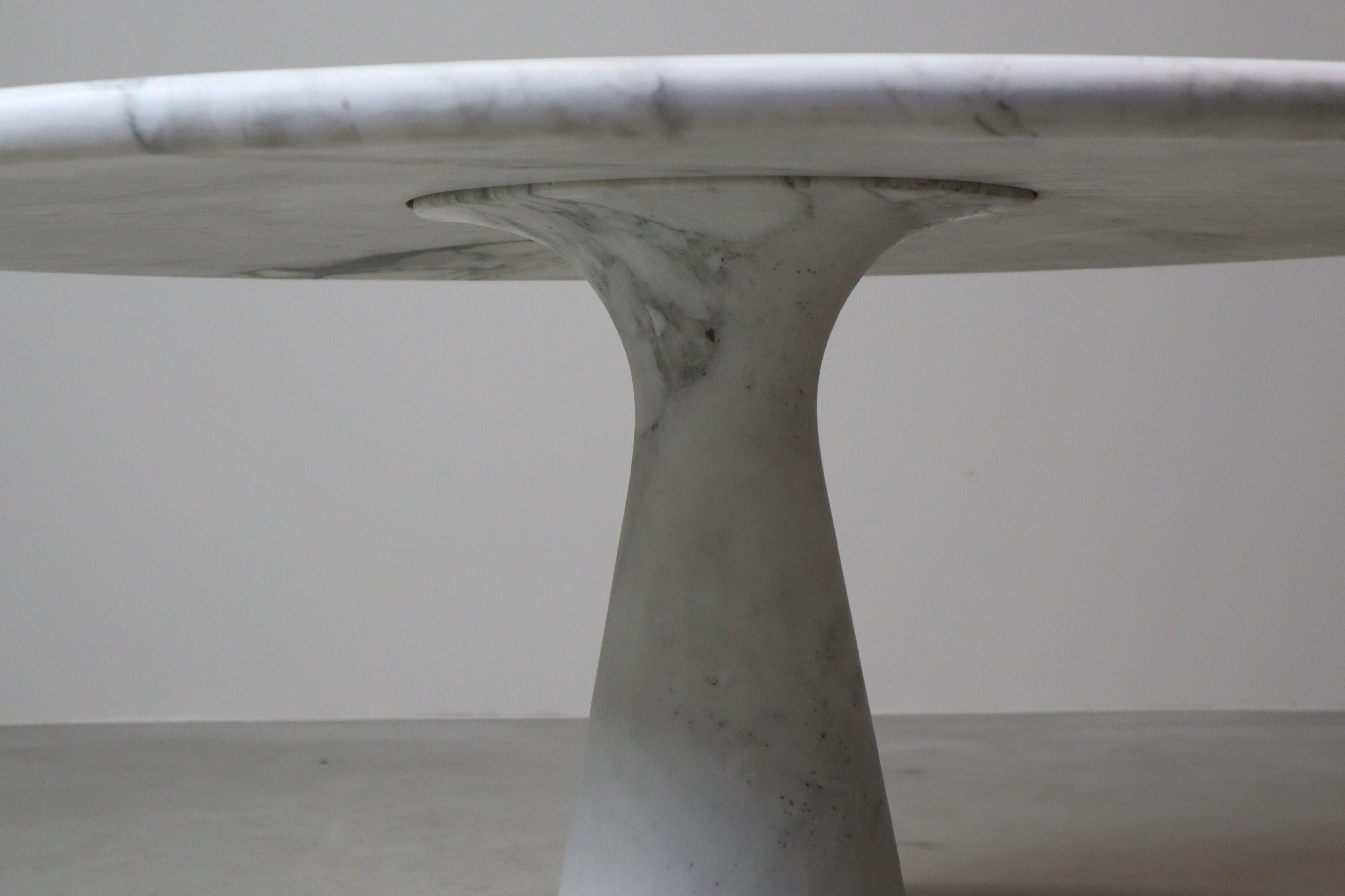 Angelo_Mangiarotti_M1_Round_Dining_Table_in_Solid_Carrara_Marble_for_Skipper_Italy_1970s