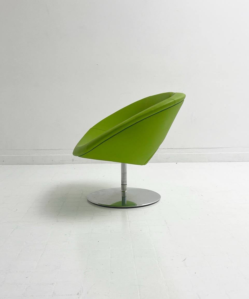 Artifort_Little_Apollo_armchair_on_disc_base