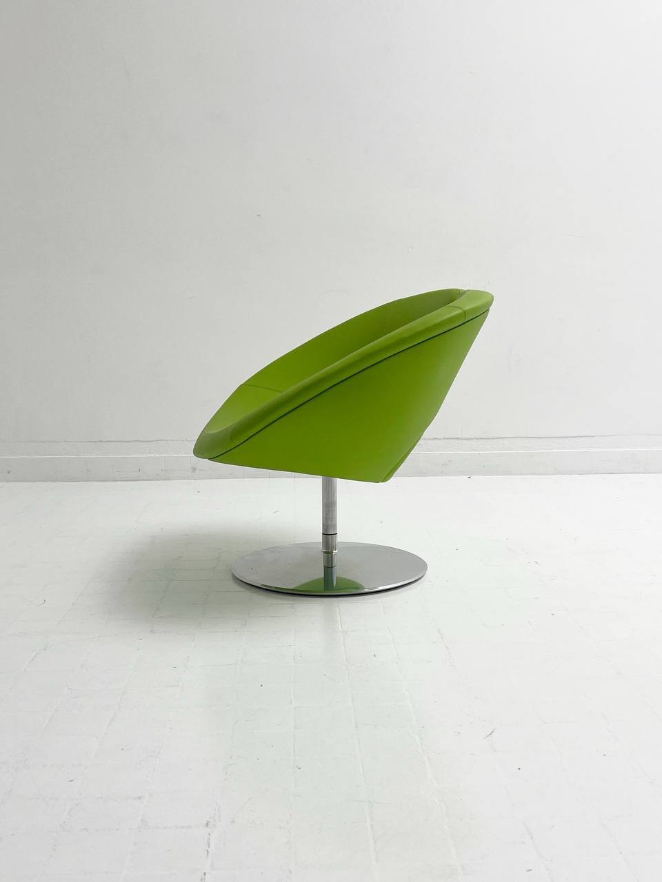 Artifort_Little_Apollo_armchair_on_disc_base