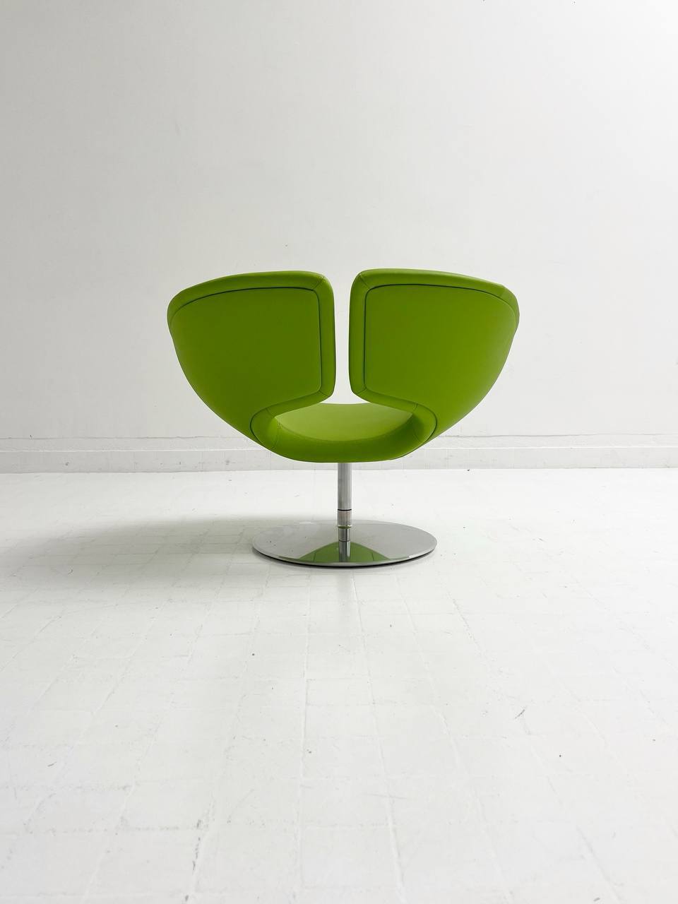 Artifort_Little_Apollo_armchair_on_disc_base