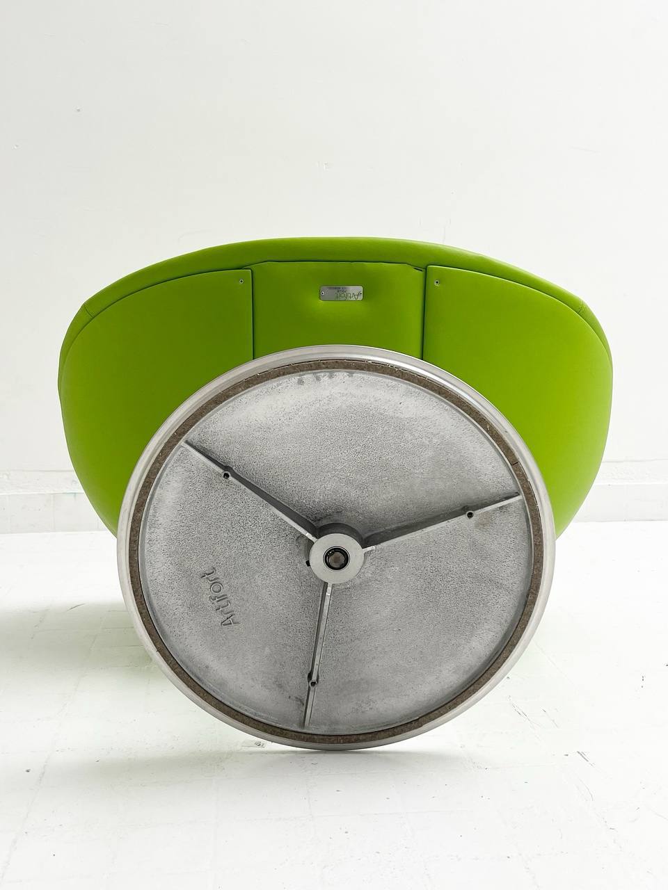 Artifort_Little_Apollo_armchair_on_disc_base