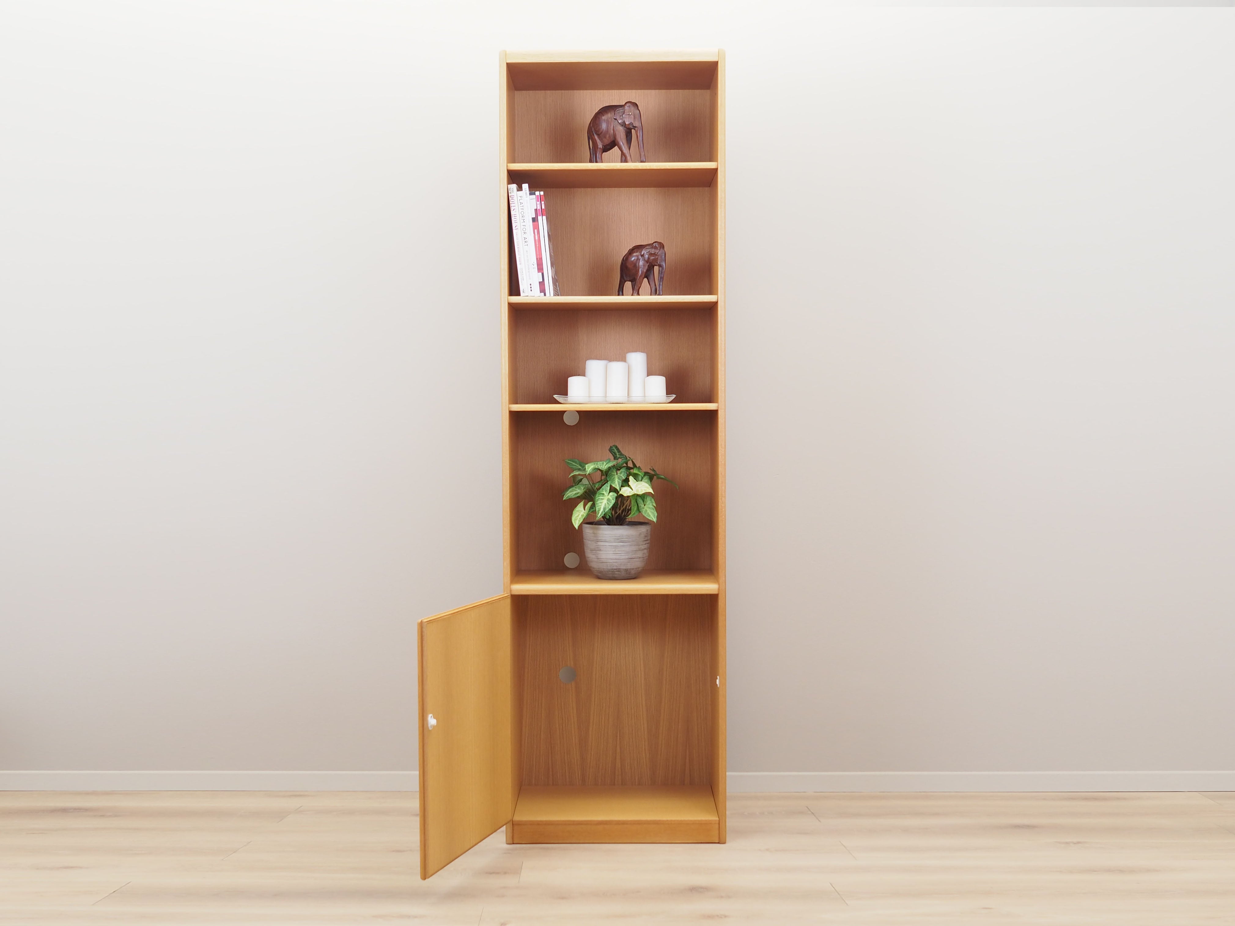 Ash_bookcase_Danish_design_1960s_production_Denmark