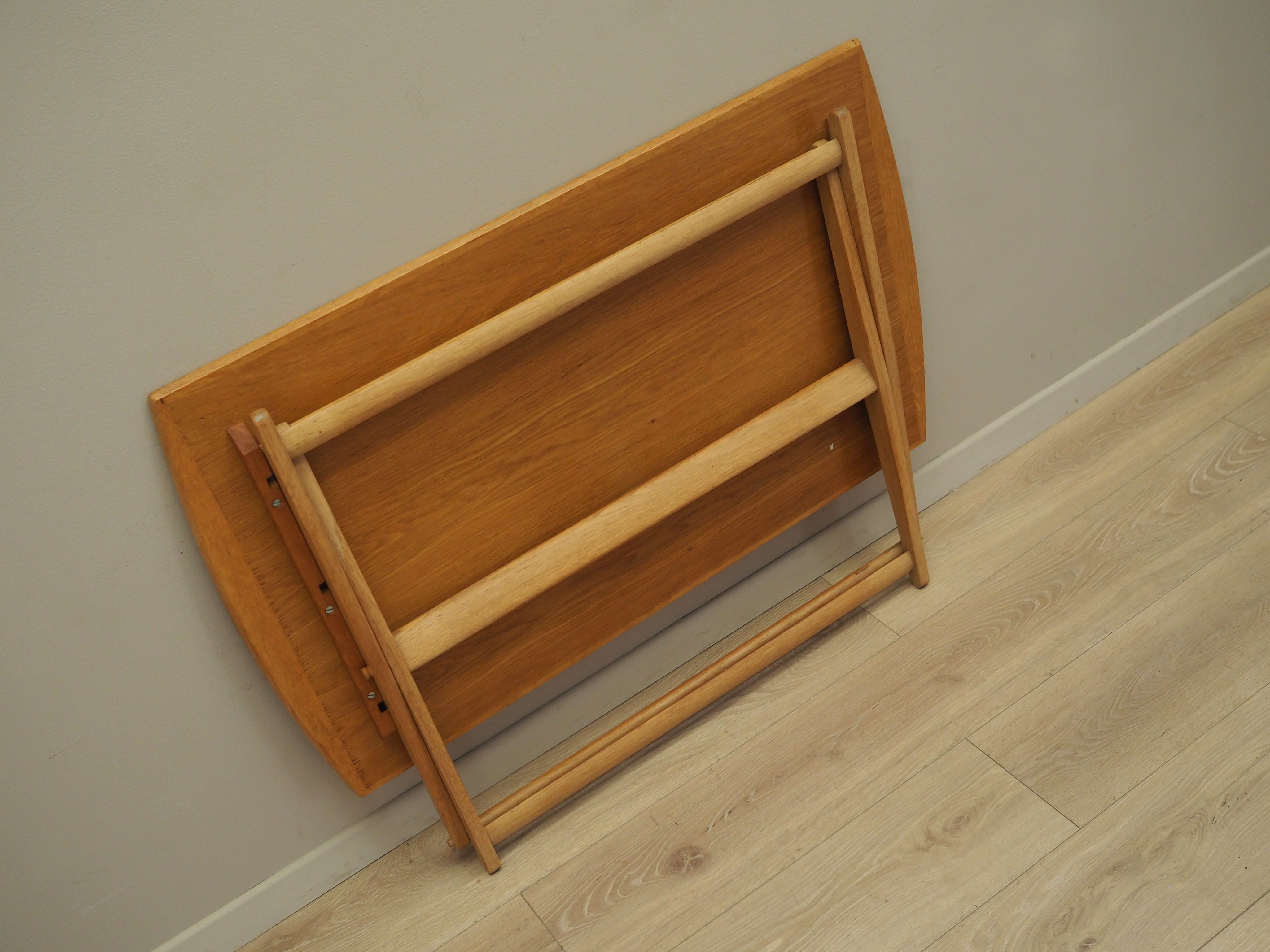 Ash_coffee_table_Danish_design_1970s_production_Denmark