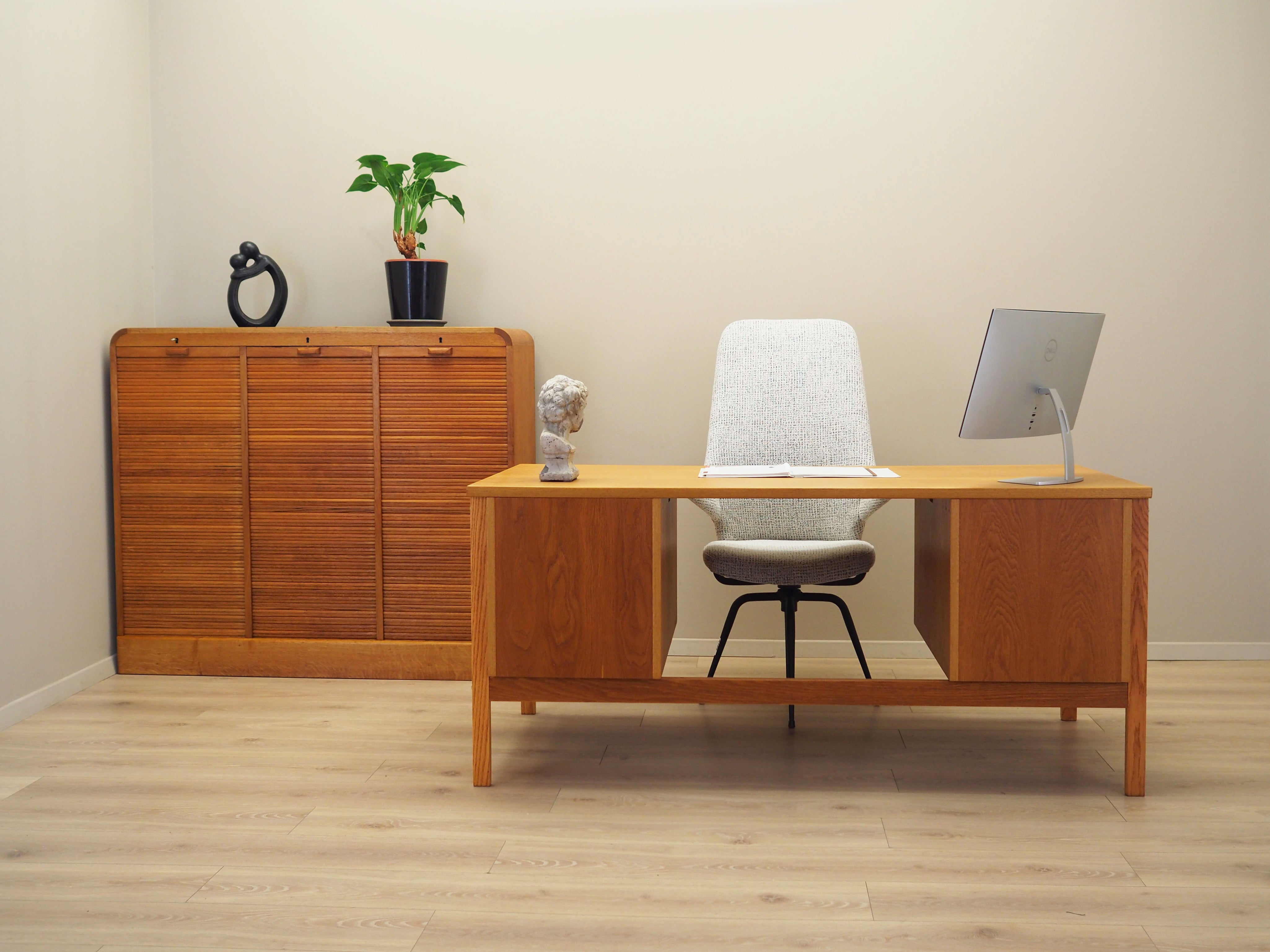 Ash_desk_Norwegian_design_1970s_production_Norway