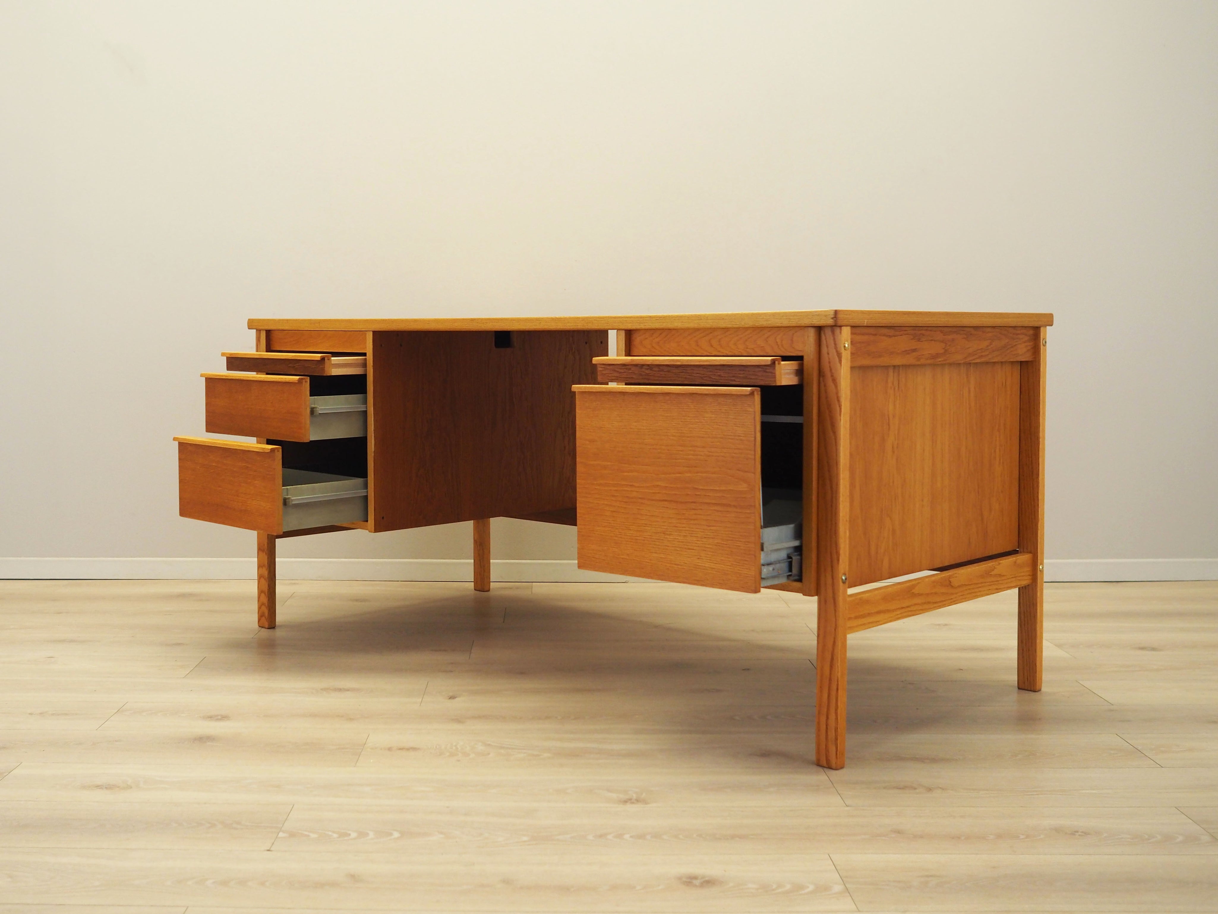 Ash_desk_Norwegian_design_1970s_production_Norway