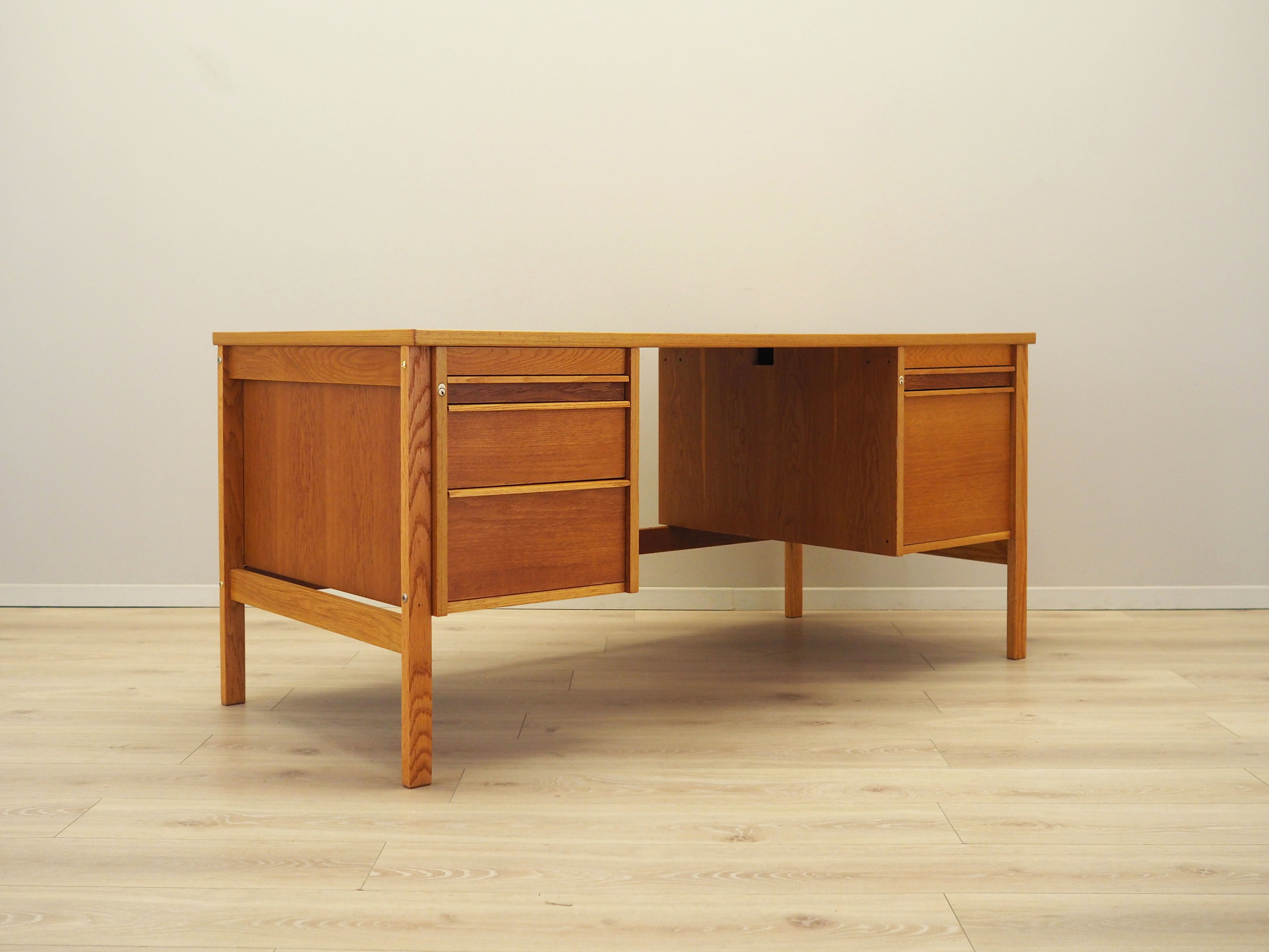Ash_desk_Norwegian_design_1970s_production_Norway