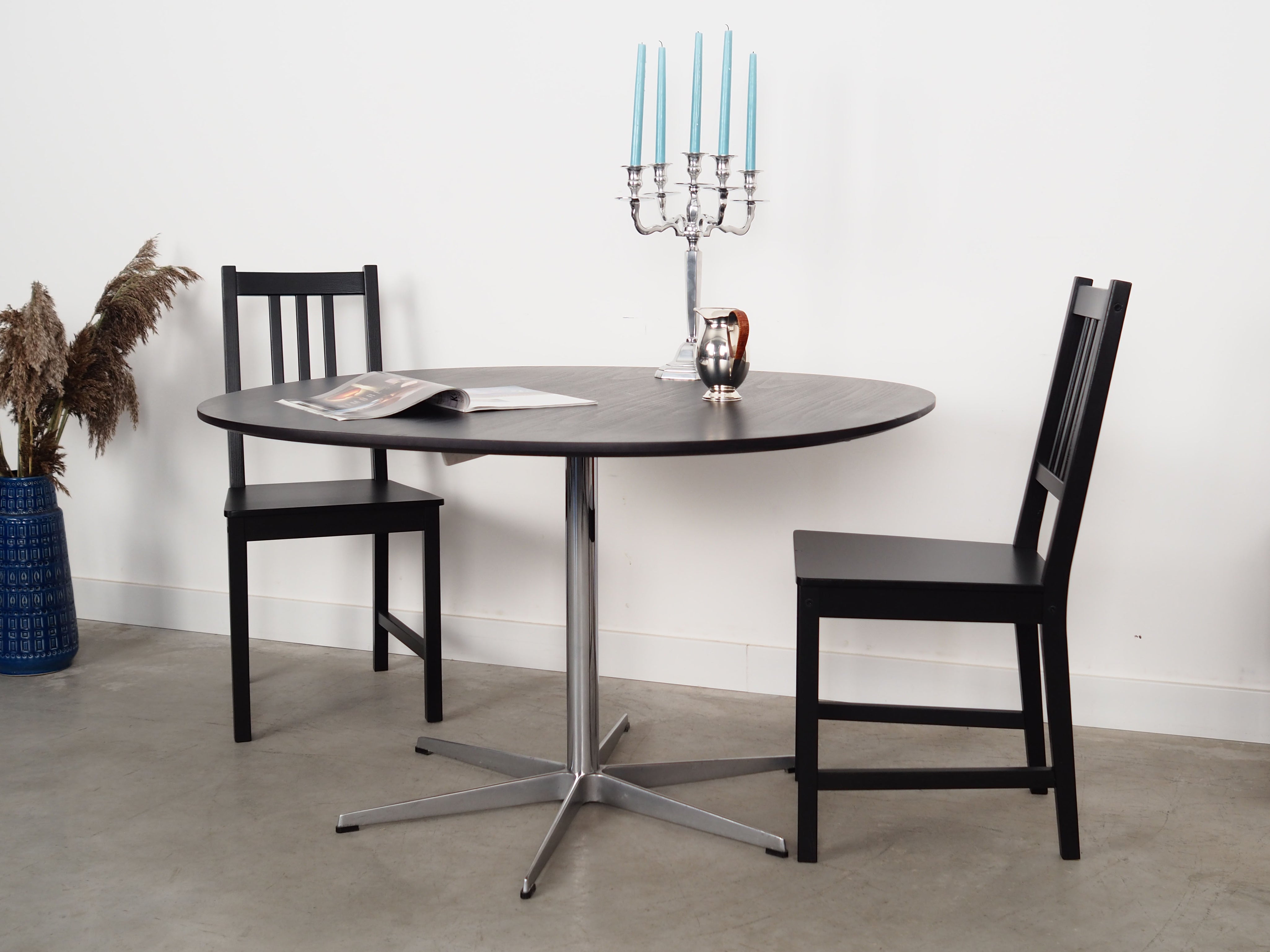 Ash_table_Danish_design_1960s_designer_Arne_Jacobsen_manufacturer_Fritz_Hansen