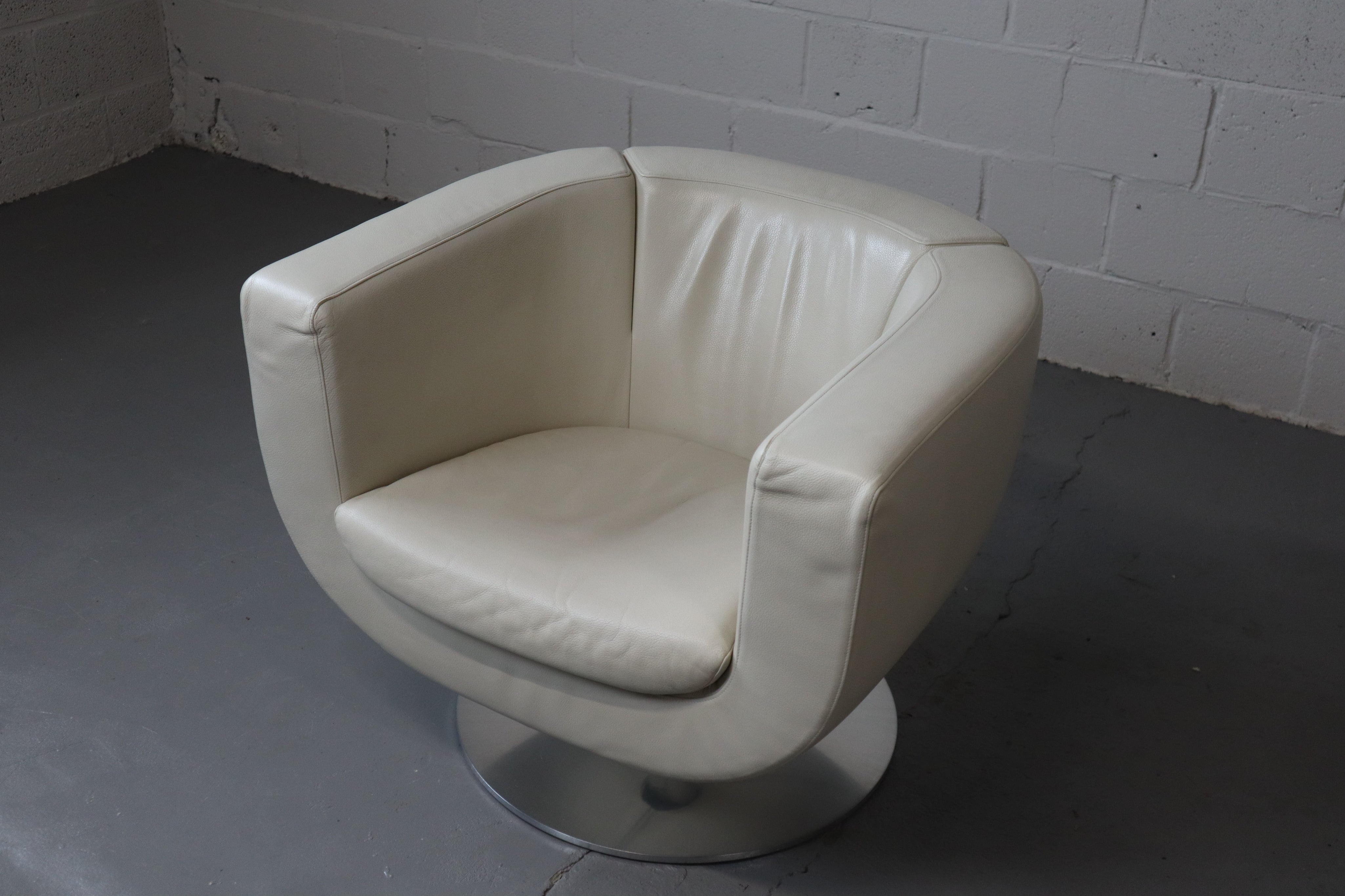 B_B_Italia_Tulip_leather_armchairs_designed_by_Jeffrey_Bernett_2000s