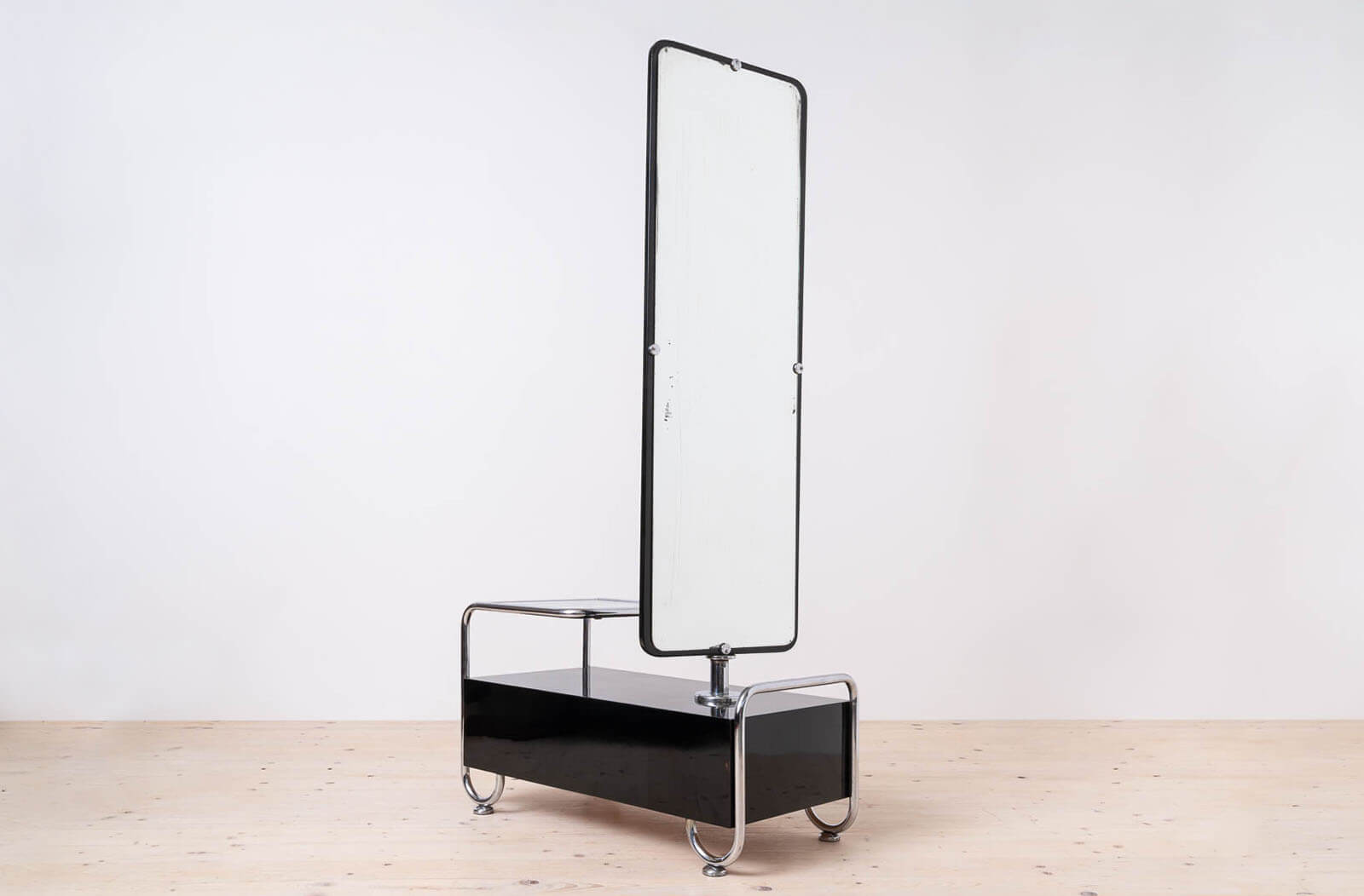 Bauhaus_Dressing_Table_Czechoslovakia_1940s