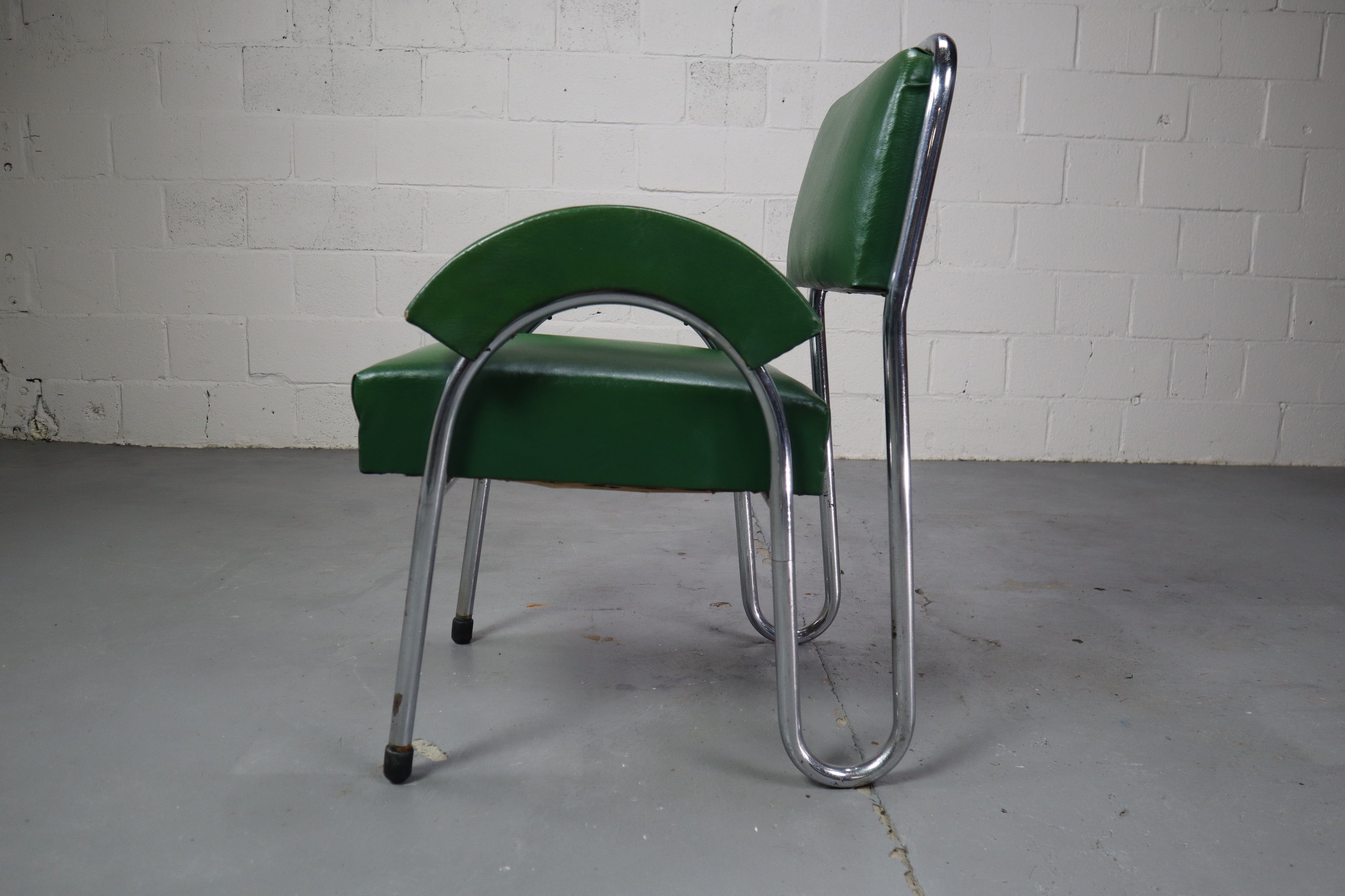 Bauhaus_tubular_cantilever_chair_1930_s