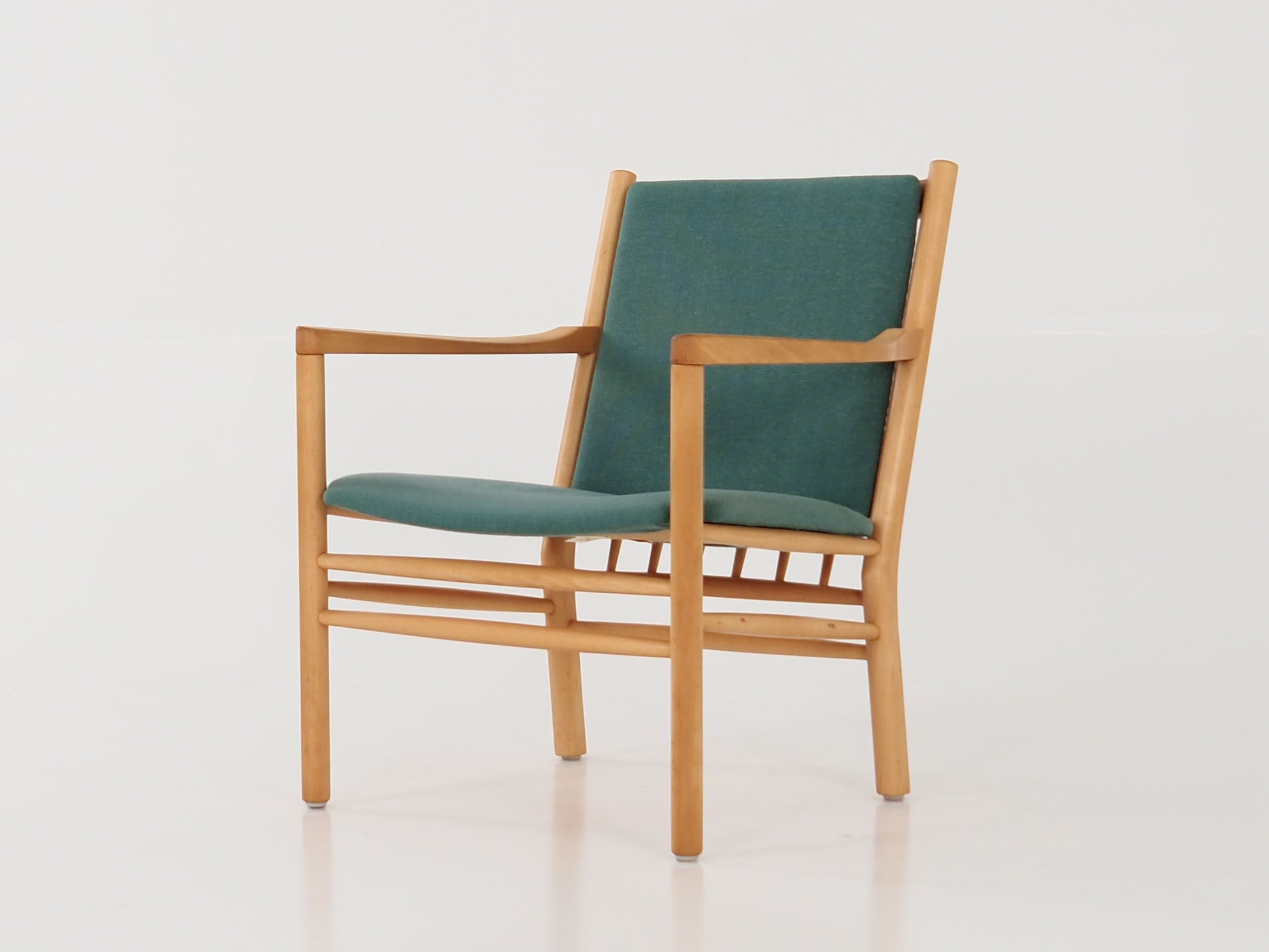 Beech_armchair_Danish_design_1970s_designer_Erik_Ole_J_rgensen_manufacture_Tarm_Stole_M_belfabrik