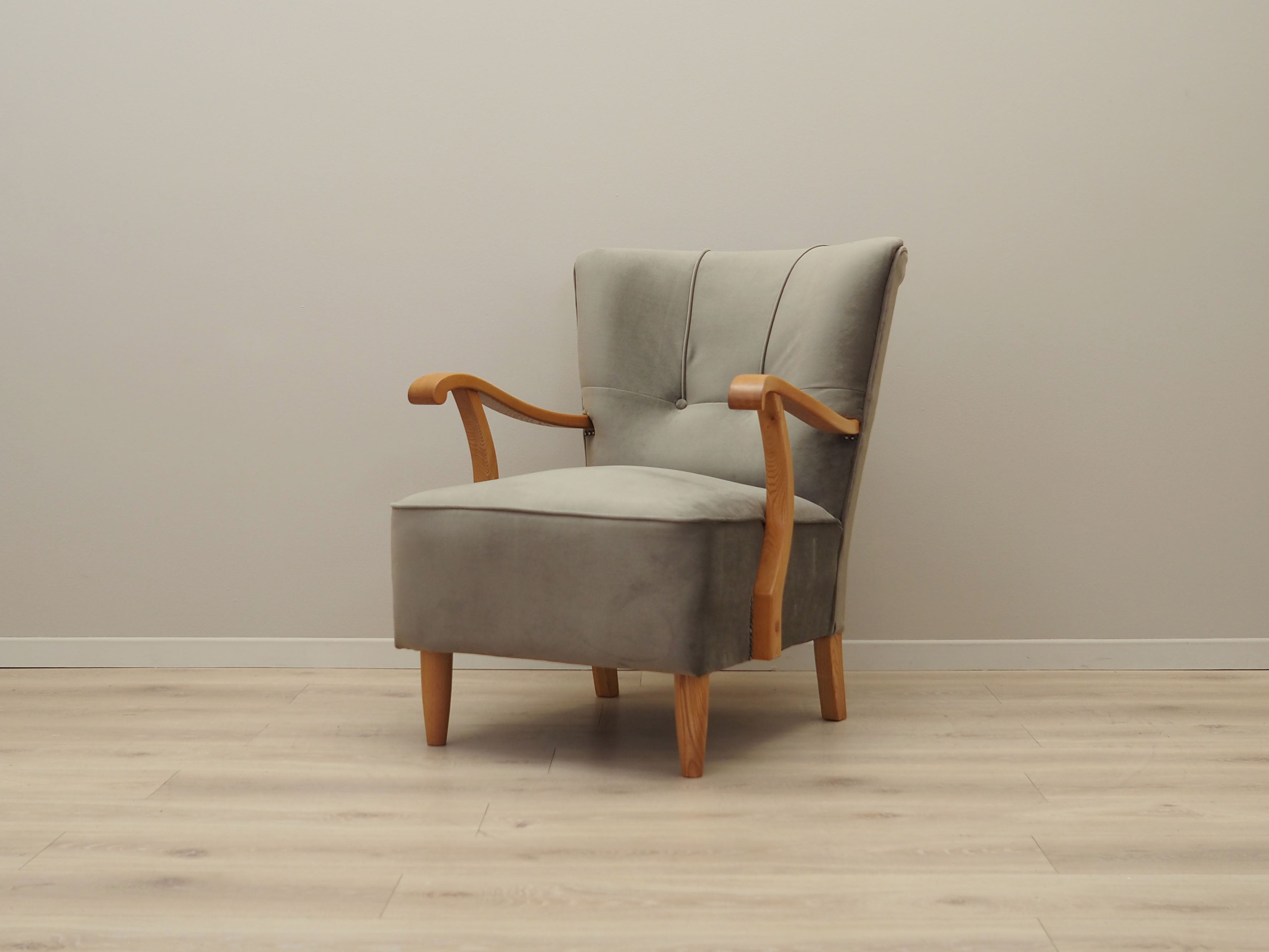 Beech_armchair_in_Danish_design_1960s_production_Denmark